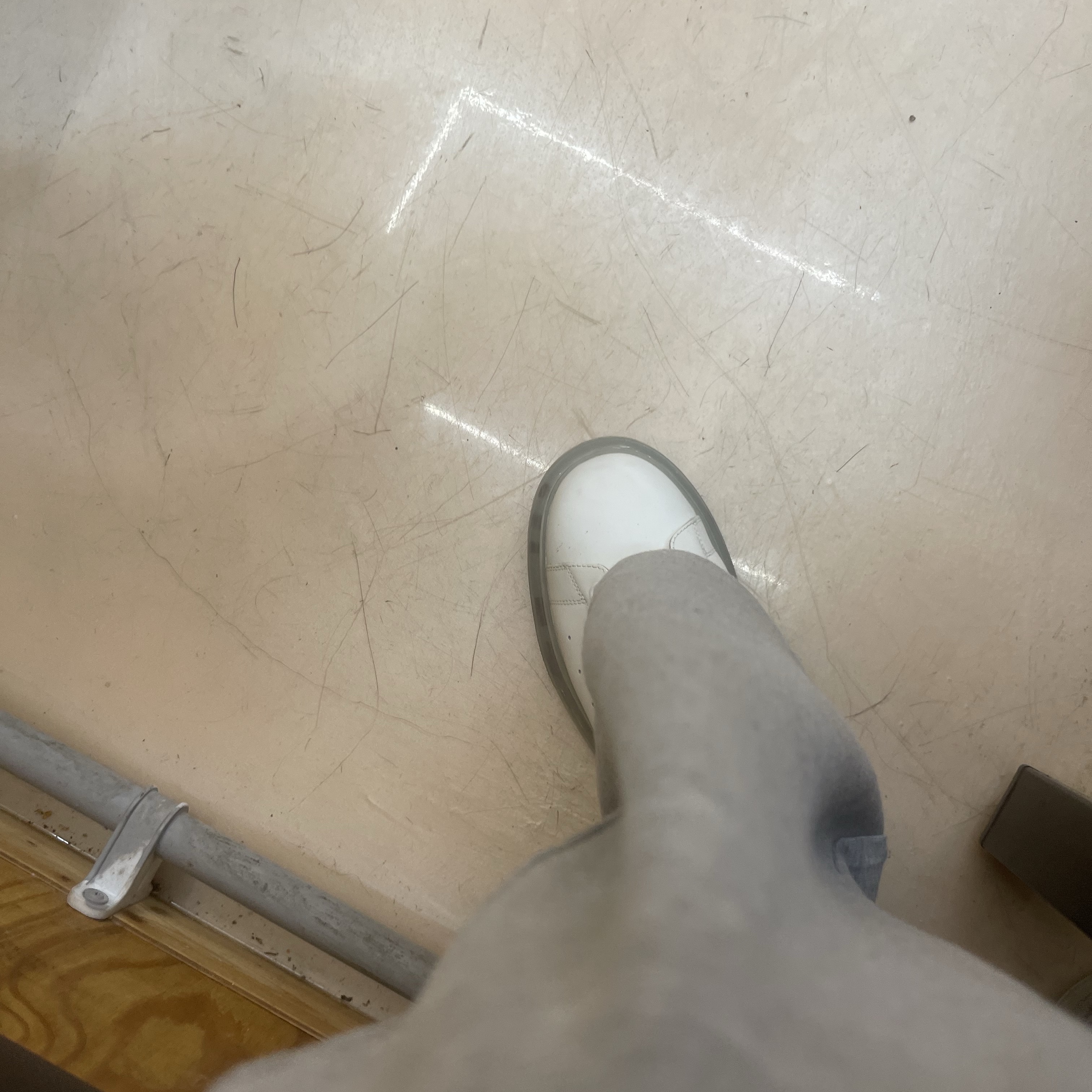 Alexander McQueen Oversized Sneakers Clear Sole White Black 착용 스타일
