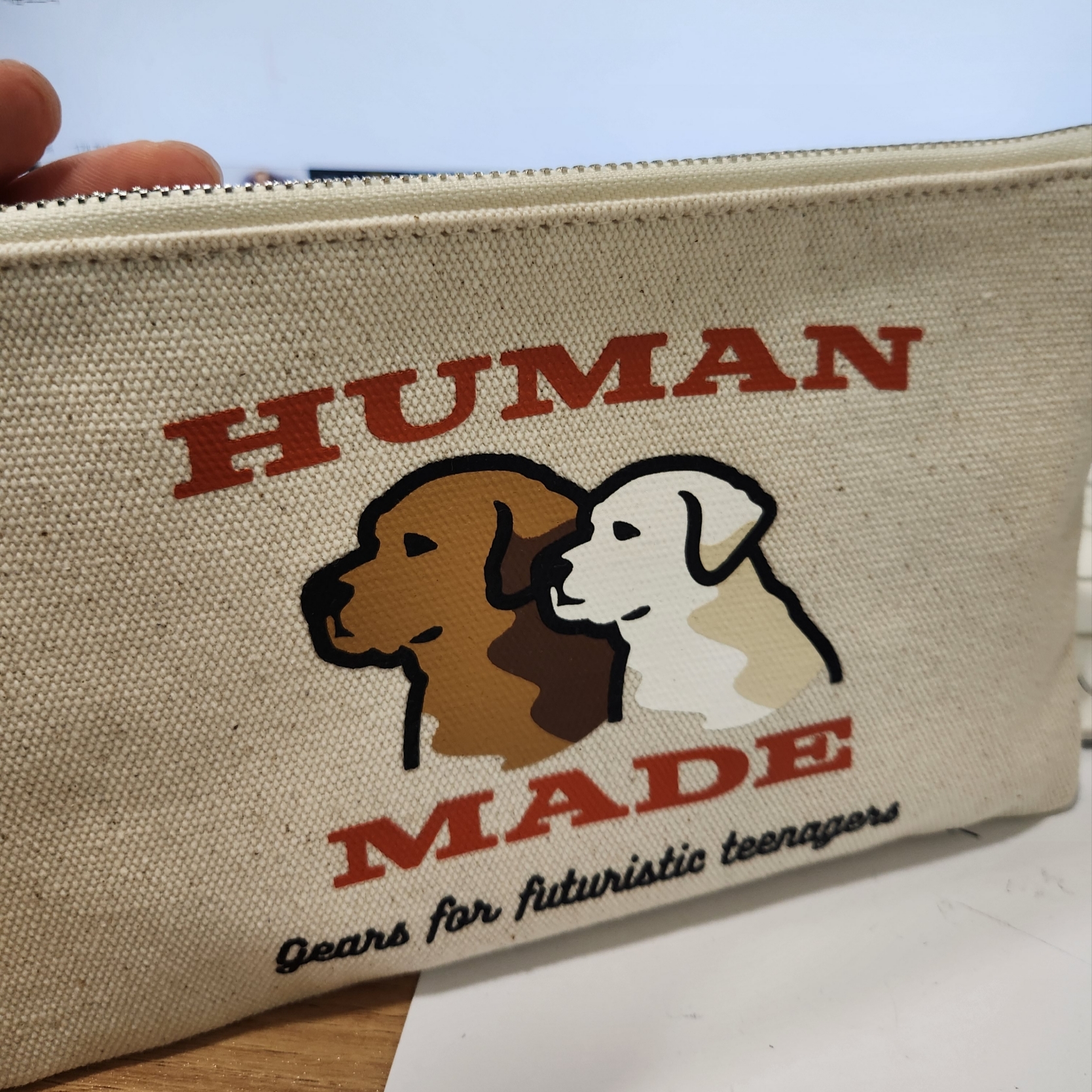 Human Made Bank Pouch White 착용 스타일