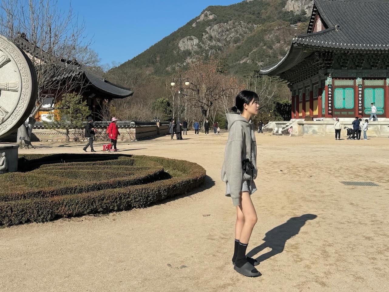 Essentials The Core Collection Hoodie Dark Oatmeal, Balenciaga Grained Calfskin Neo Classic Super Nano Handbag Black 착용 스타일 - 2