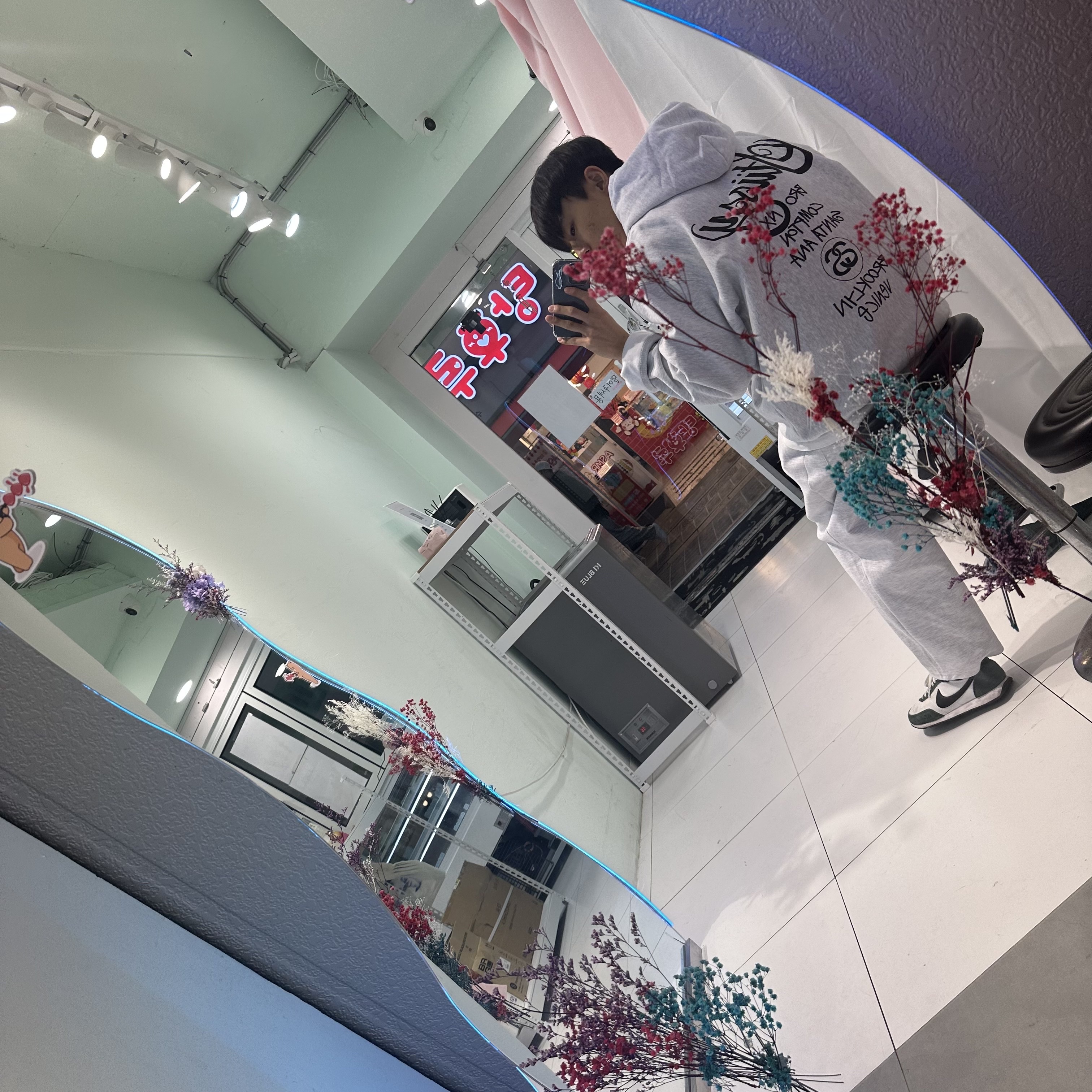 Stussy World Tour Hoodie Ash Heather 2023 착용 스타일