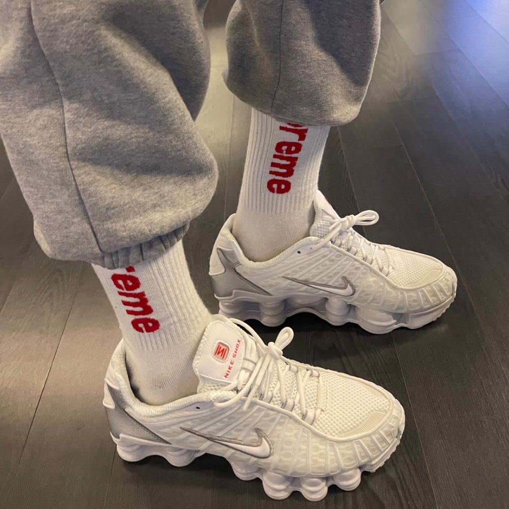 (W) Nike Shox TL White and Max Orange 착용 스타일 - 1