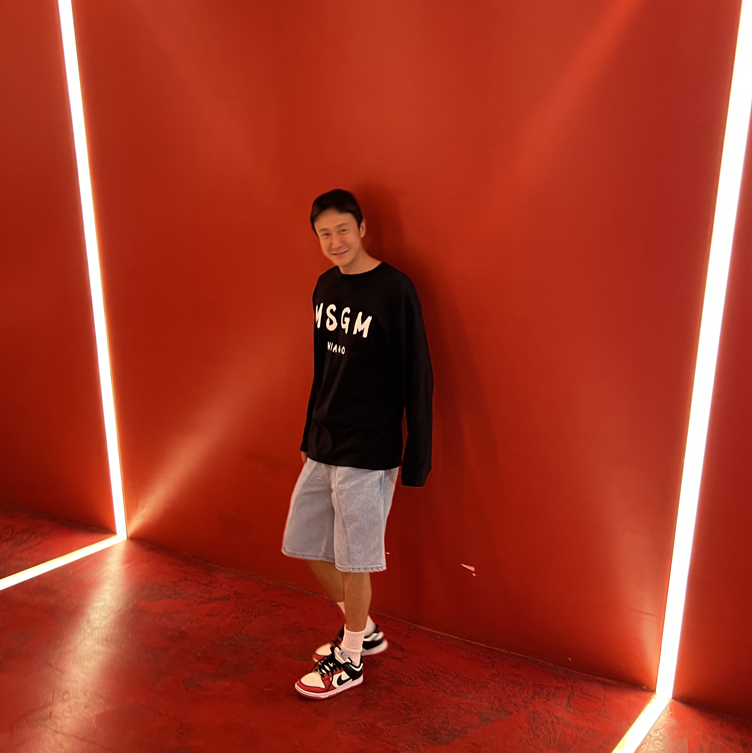 MSGM Long Sleeved Cotton Sweatshirt with Brushed Logo Black, Nike x NBA Dunk Low Retro EMB Black and Chile Red 착용 스타일
