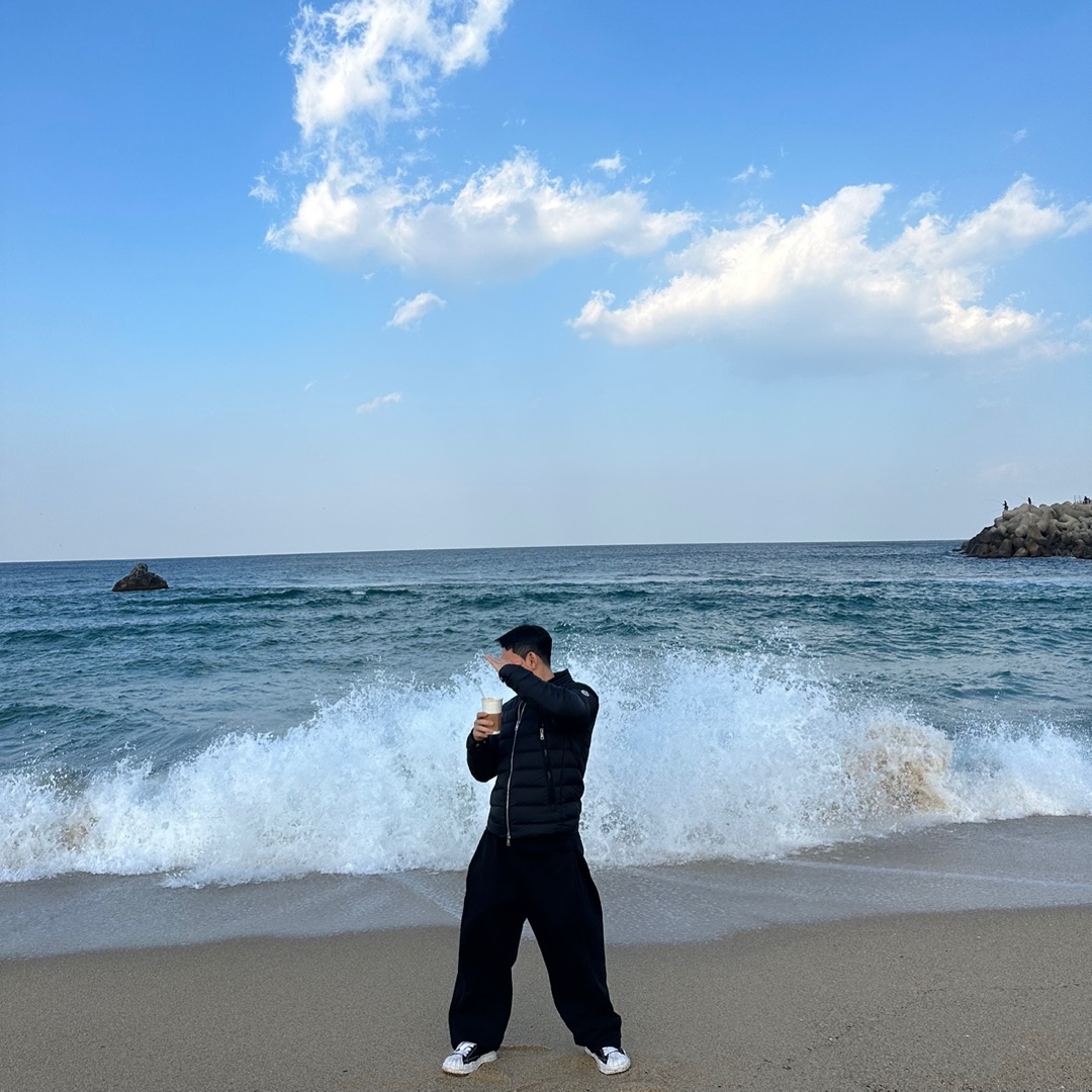 Moncler Amiot Short Down Jacket Black - 23FW, Maison Mihara Yasuhiro Blakey OG Sole Canvas Low-top Sneakers Black White 착용 스타일