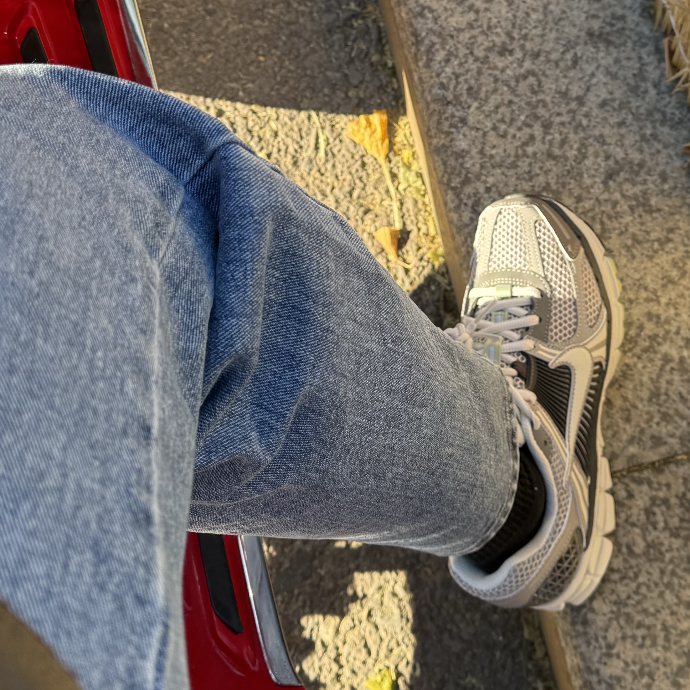 (W) Nike Zoom Vomero 5 Cobblestone and Flat Pewter 착용 스타일