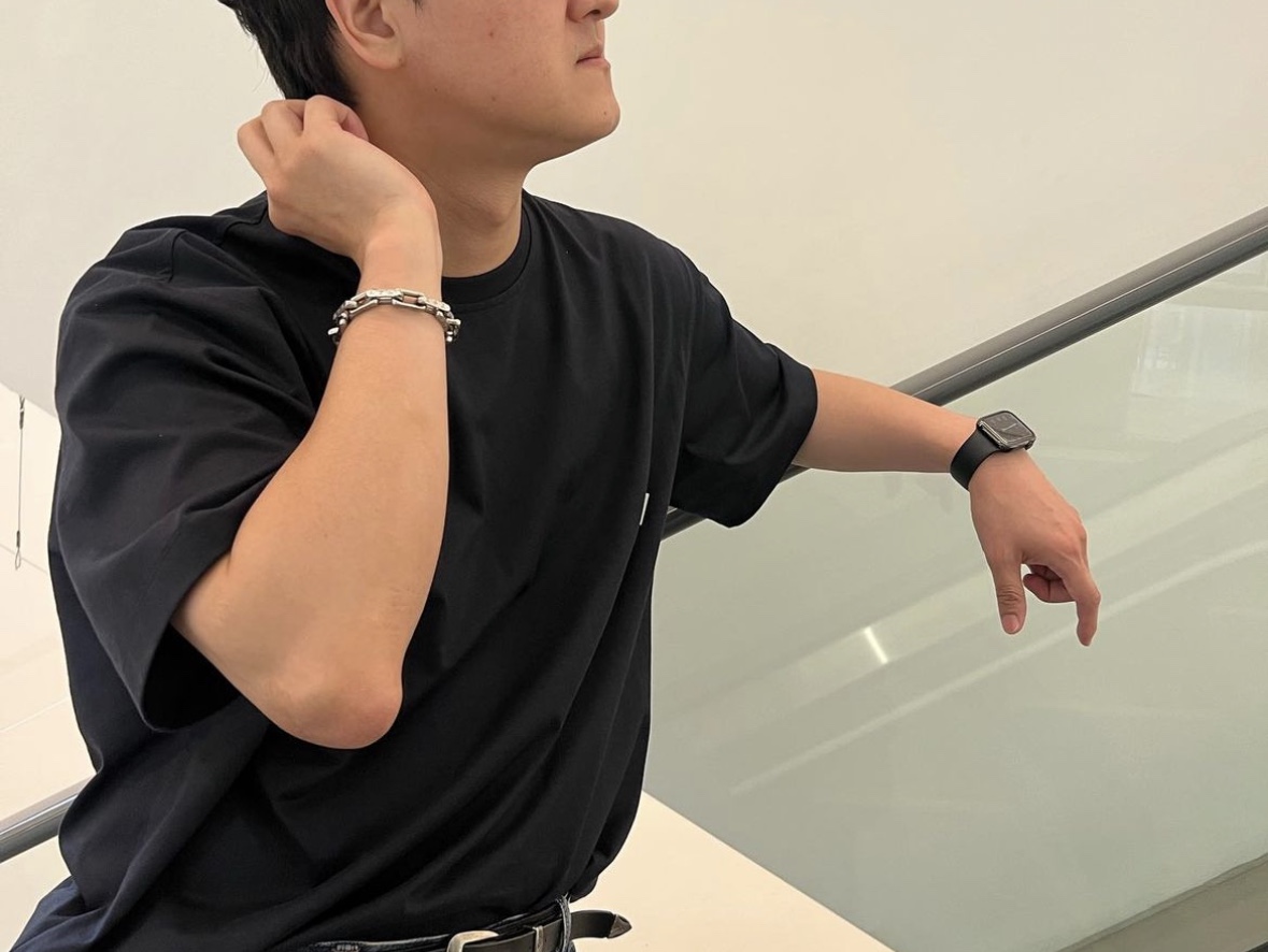 Louis Vuitton Monogram Chain Bracelet Silver 착용 스타일 - 3