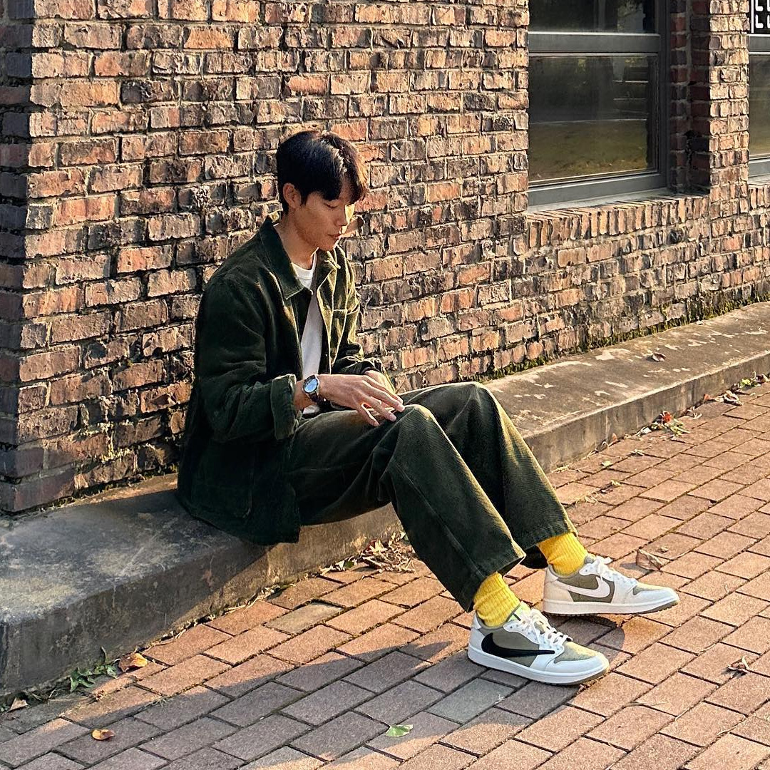 Jordan 1 x Travis Scott Retro Low Golf NRG Neutral Olive 착용 스타일 - 2