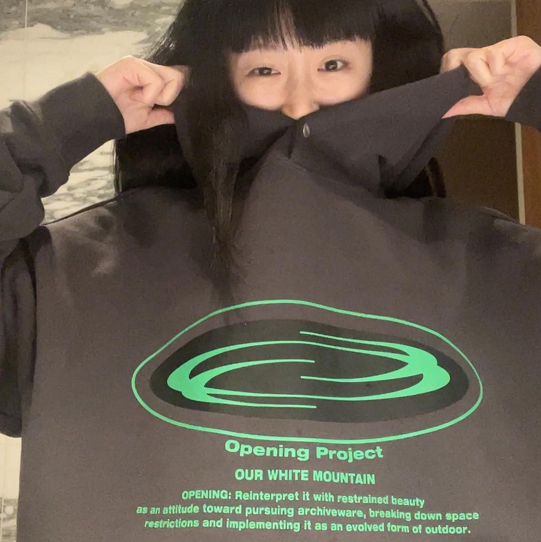 Opening Project Oval Logo Hoodie Charcoal, Opening Project Oval Logo Hoodie Black 착용 스타일 - 2