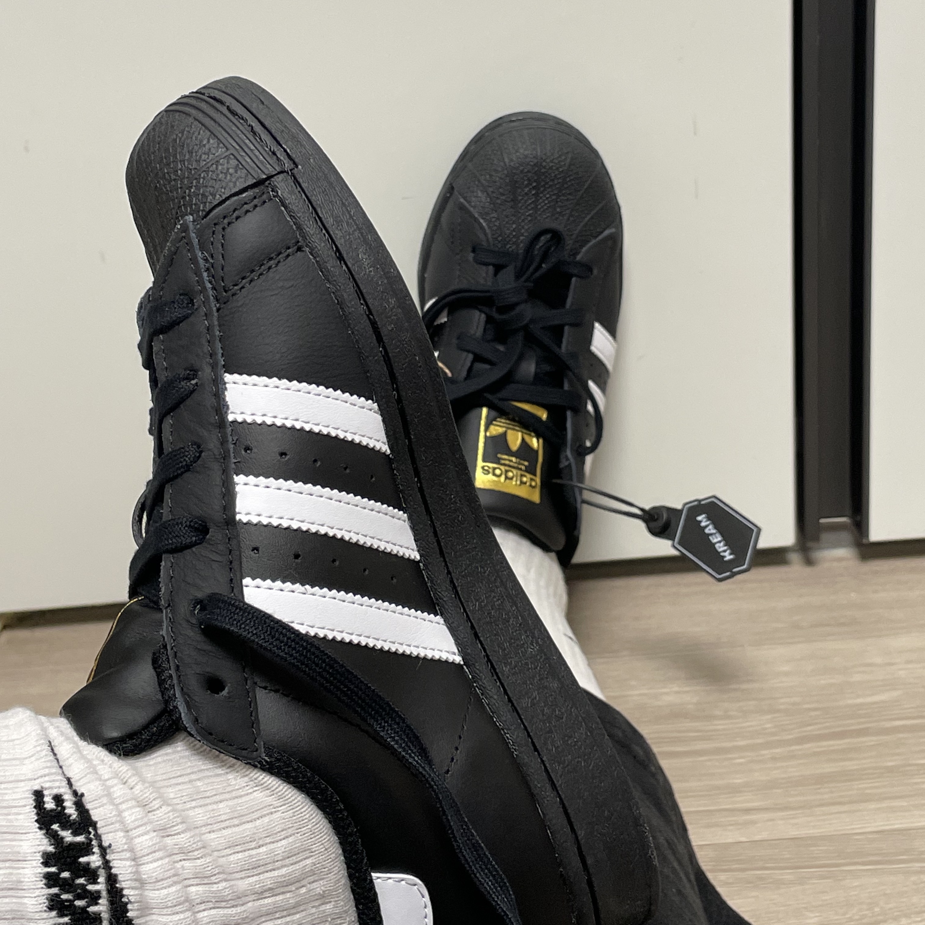 (J) Adidas Superstar Black White 착용 스타일 - 1