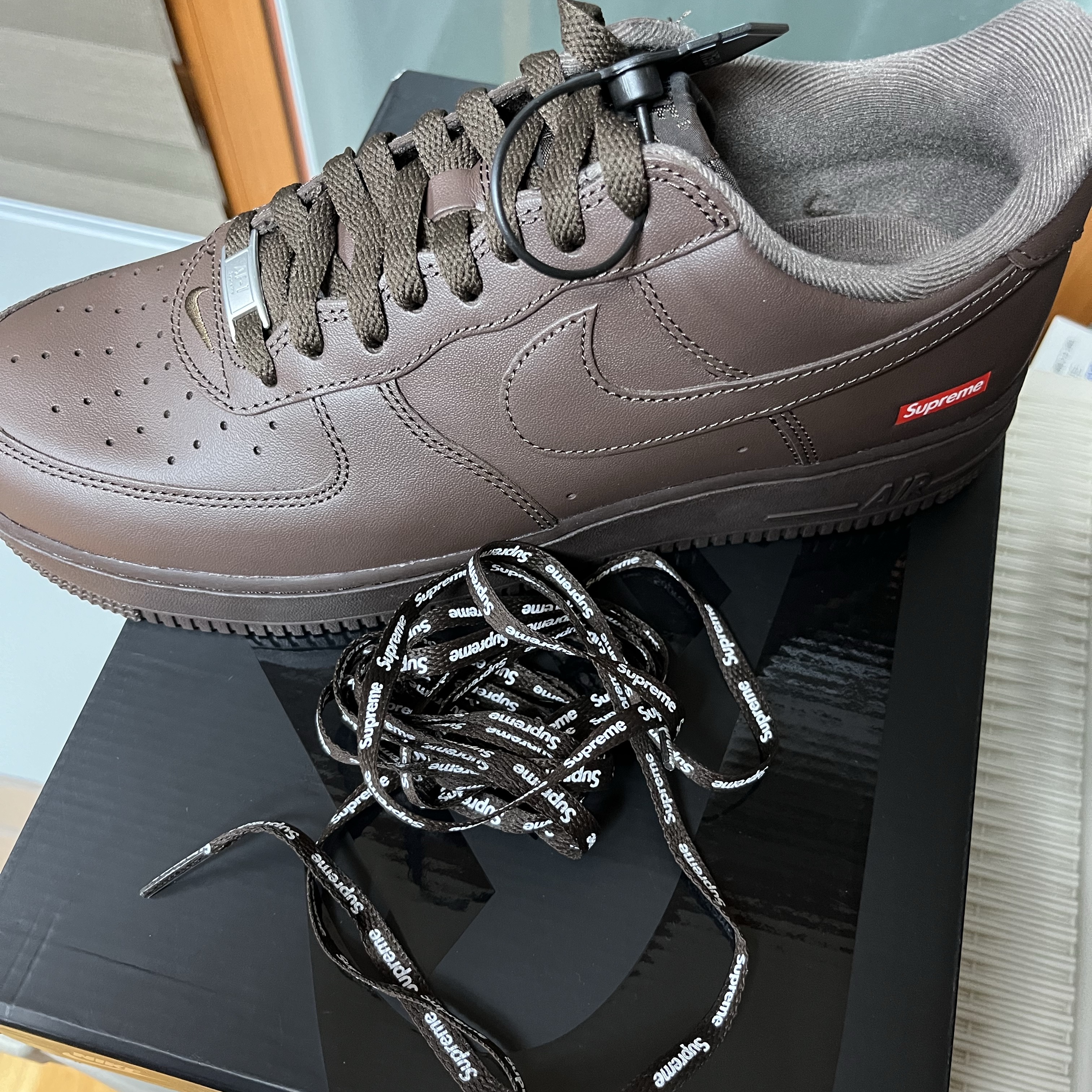 Nike x Supreme Air Force 1 Low Baroque Brown 착용 스타일 - 1