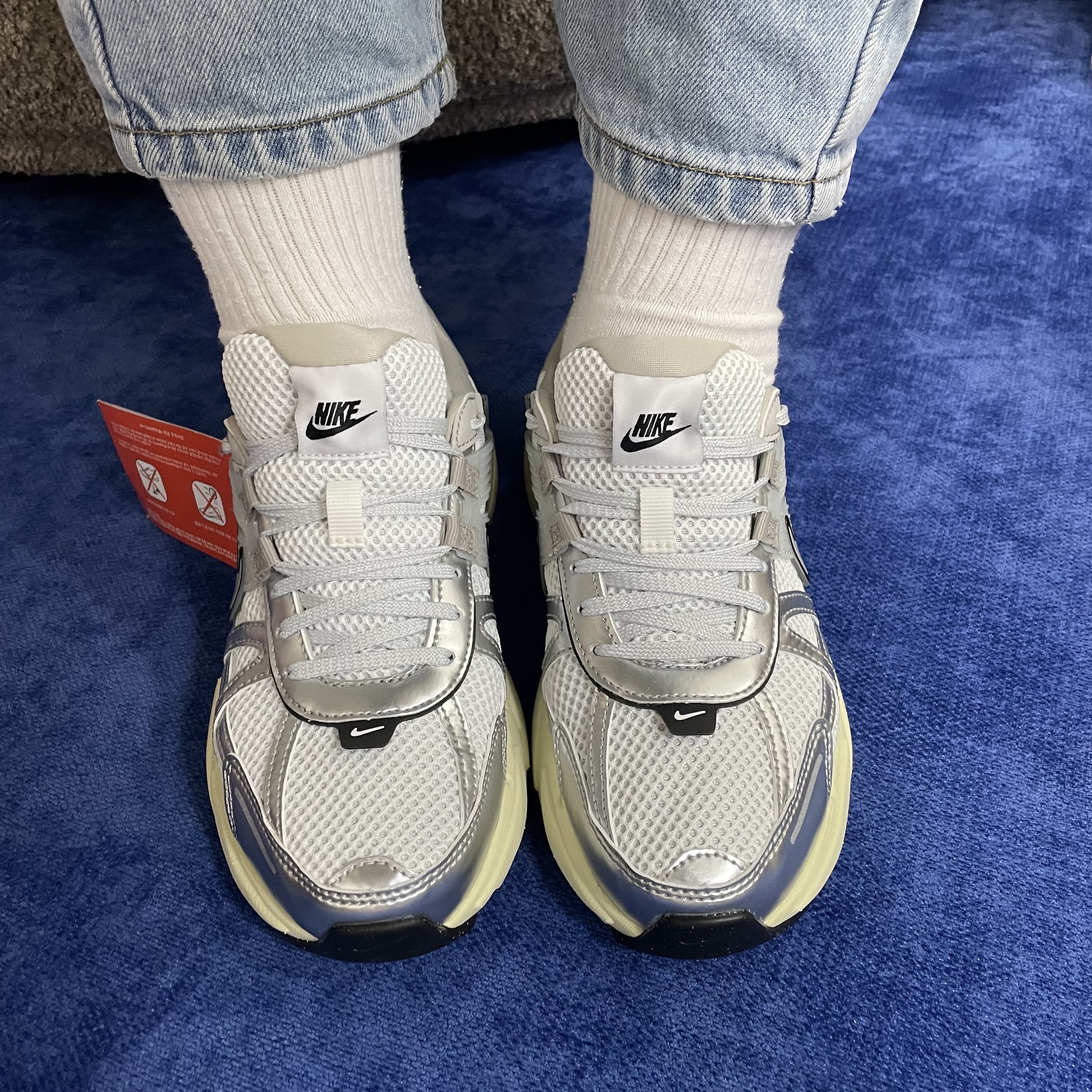 Nike V2K Run Summit White Metallic Silver 착용 스타일 - 2