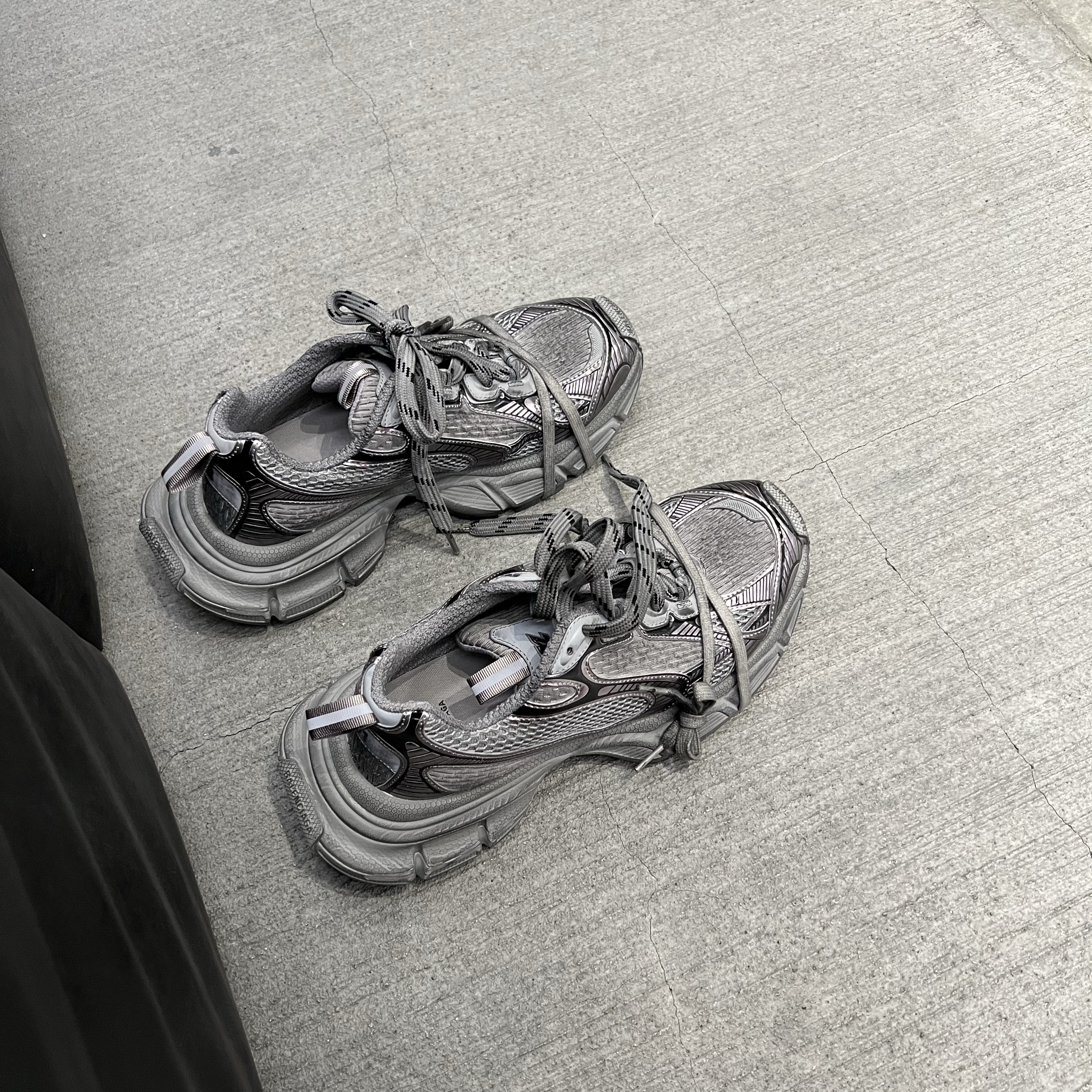 Balenciaga 3XL Sneakers Grey Black 착용 스타일