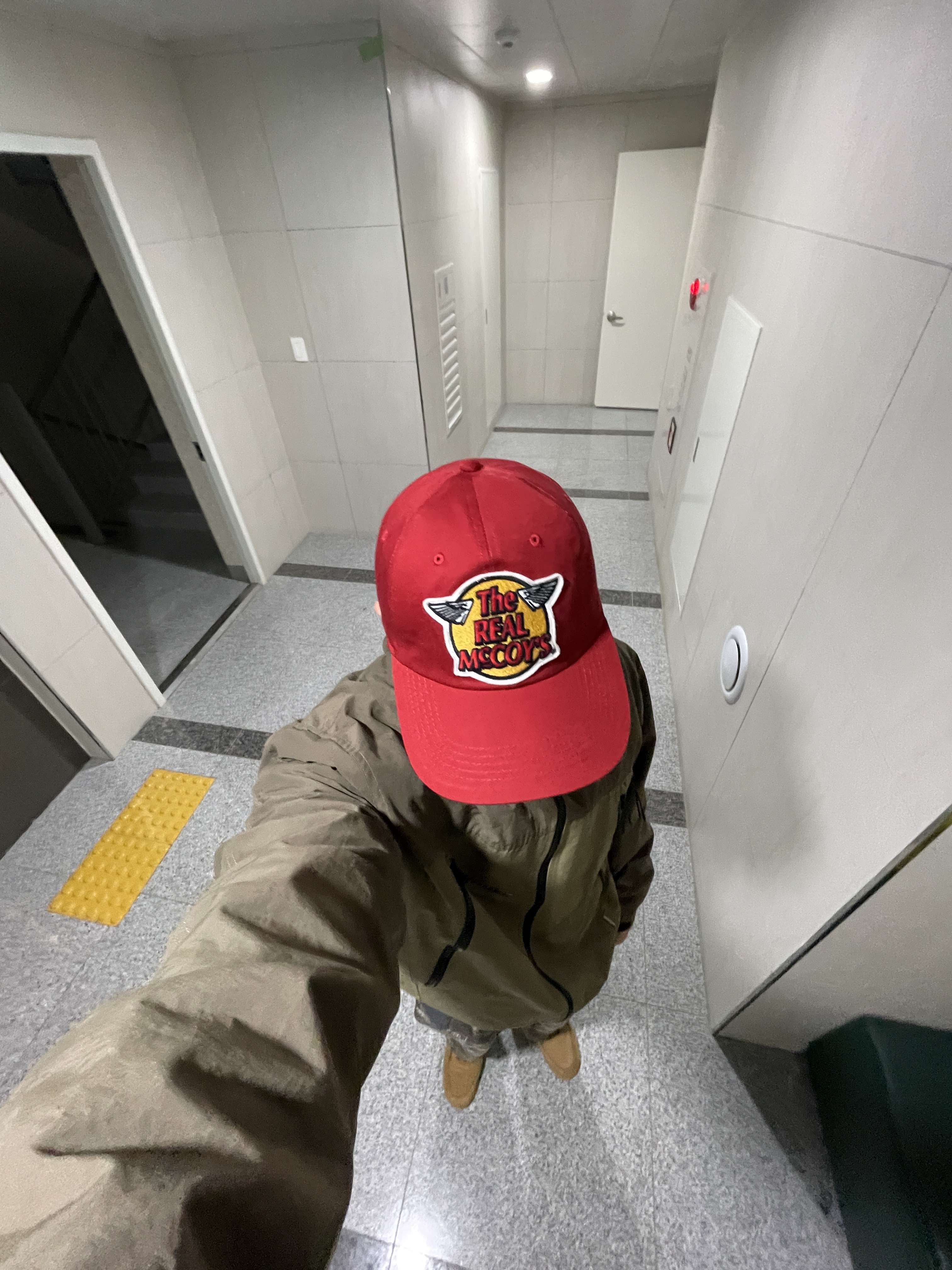 Nike Air Force 1 '07 WB Flax, The Real McCoy's Logo Baseball Cap Red 착용 스타일 - 1