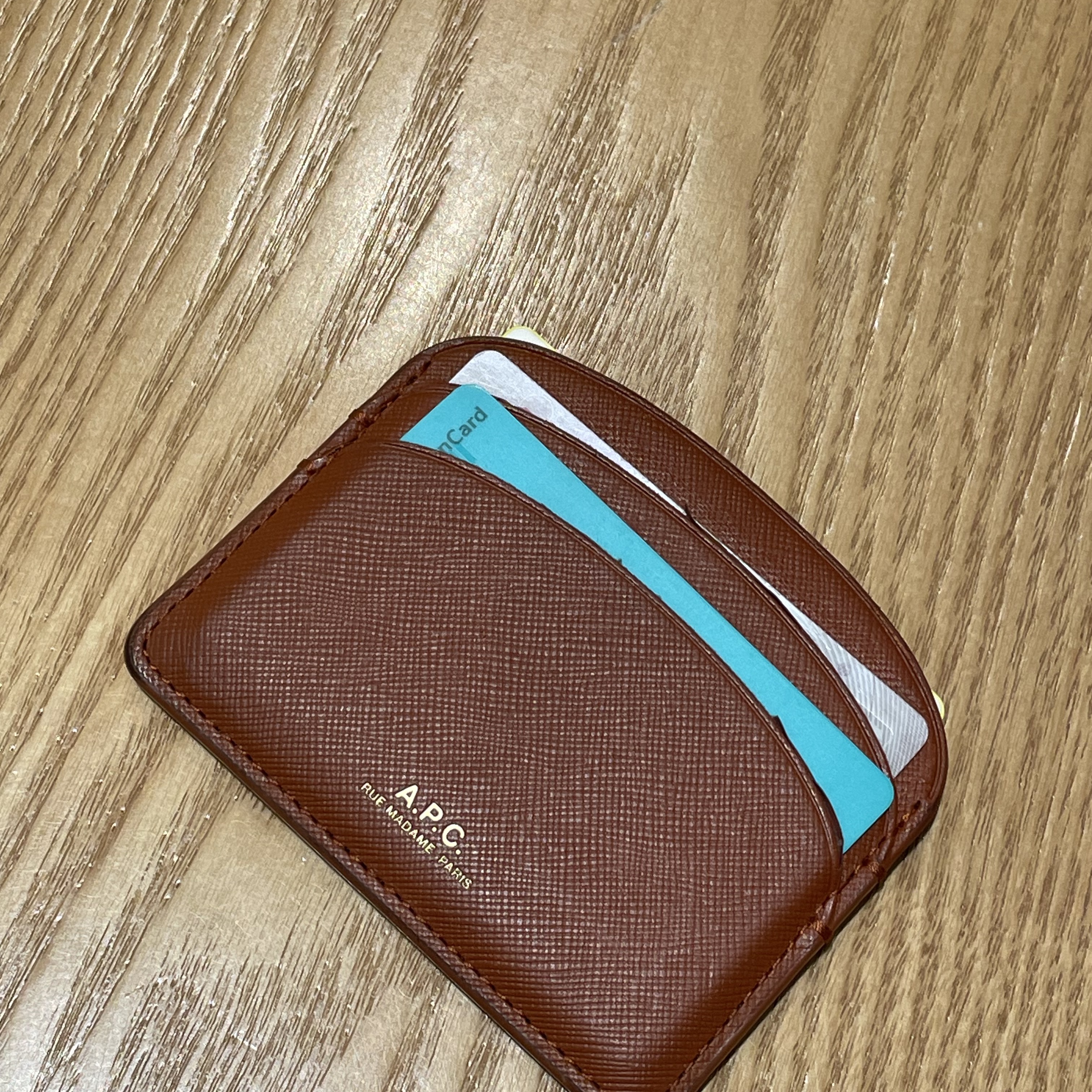 A.P.C. Demi-Lune Card Holder Terracotta 착용 스타일