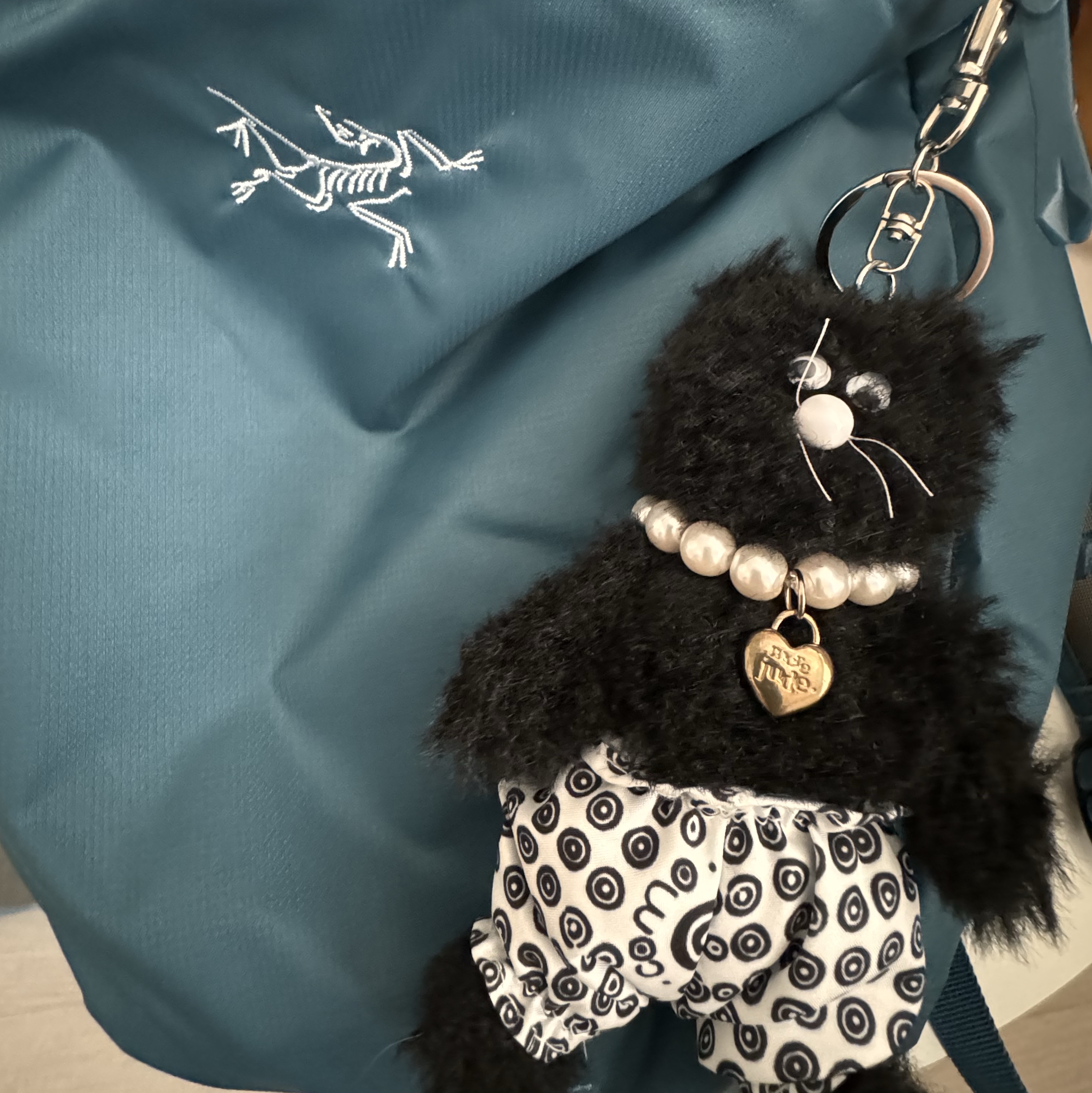 Arc'teryx Heliad 15 Backpack Serene, Monamhee x 10 Corso Como Bianco Keyring Black 착용 스타일