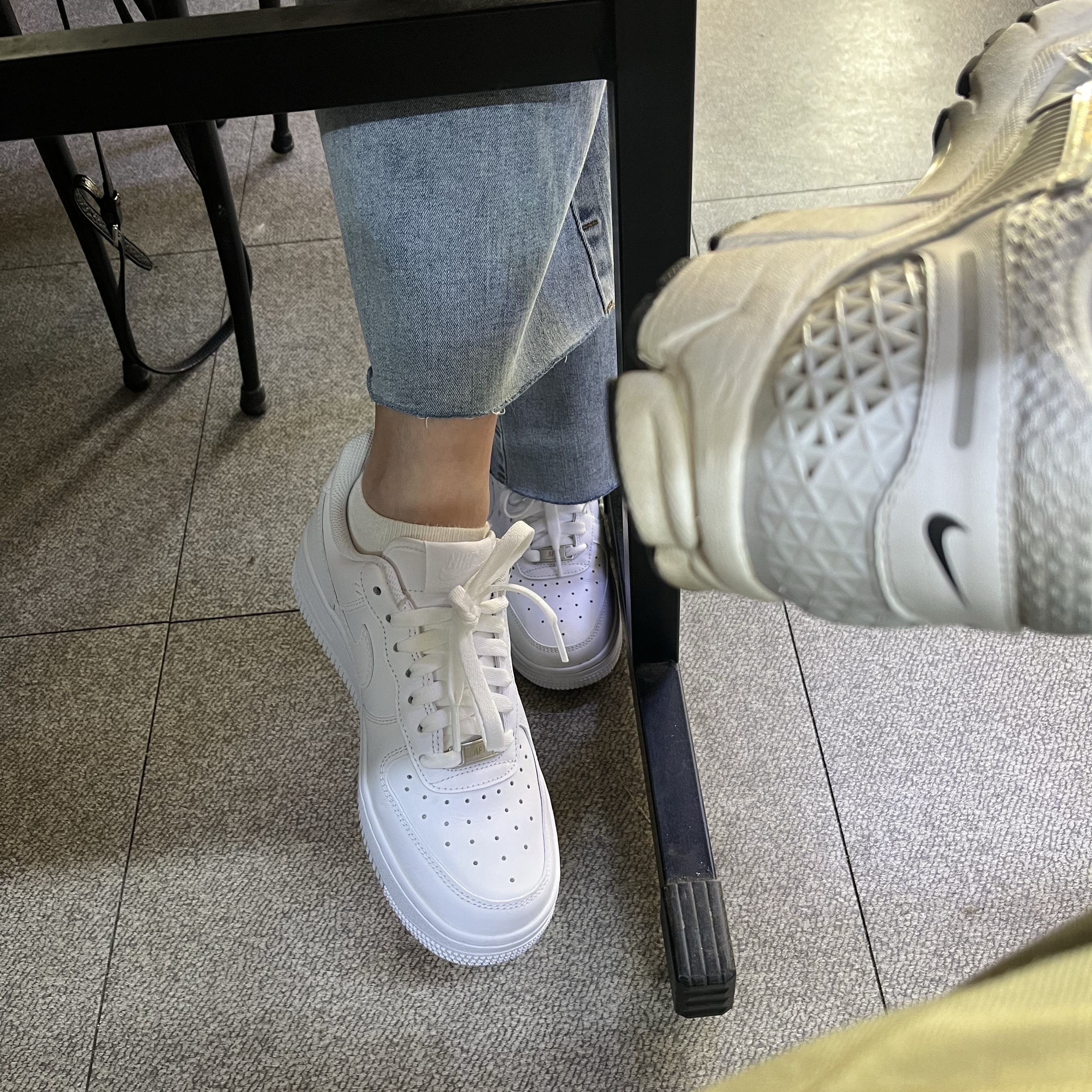 (W) Nike Air Force 1 '07 Low White, (W) Nike Zoom Vomero 5 Photon Dust and Metallic Silver 착용 스타일