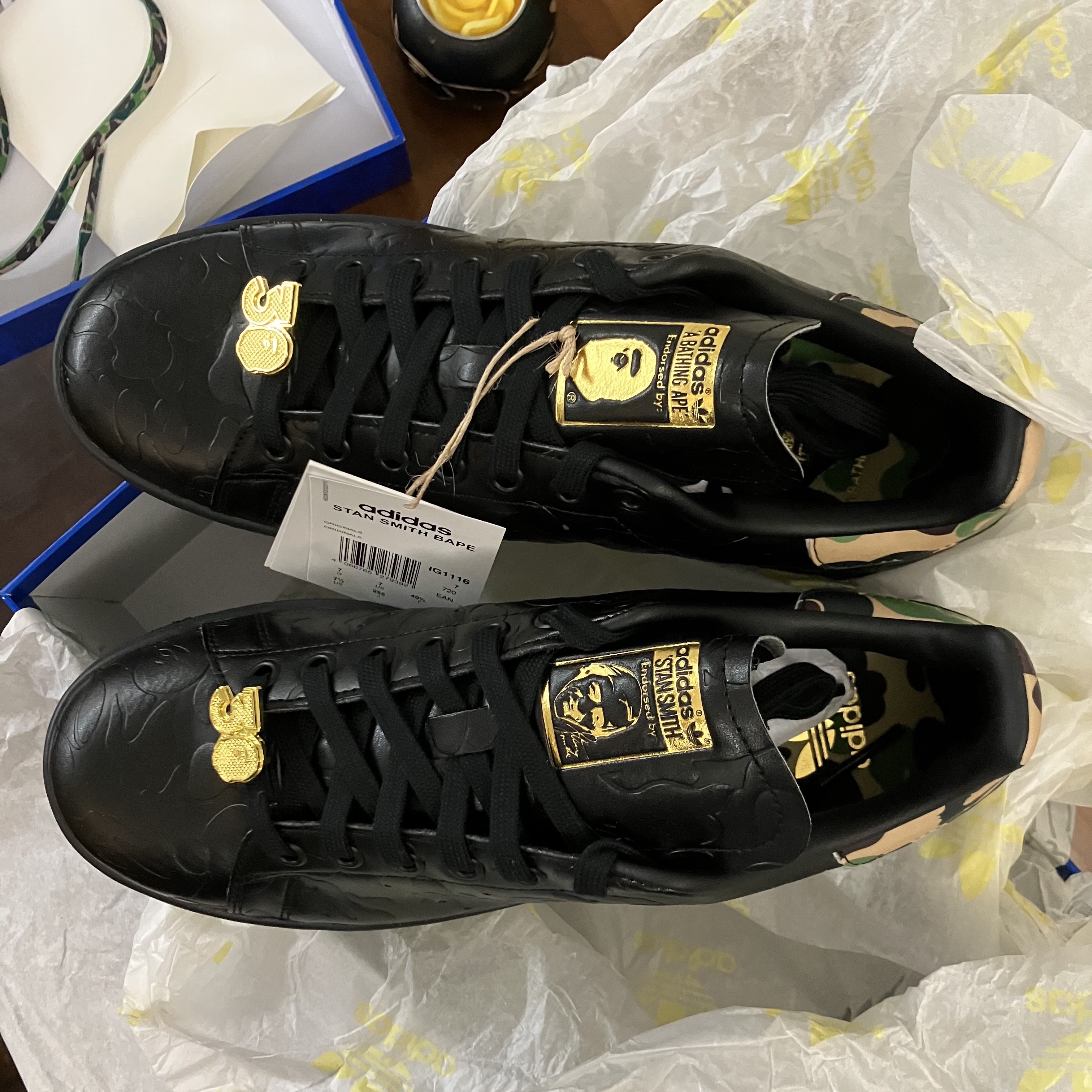 Adidas x BAPE Stan Smith Core Black Gold Metallic 착용 스타일 - 1