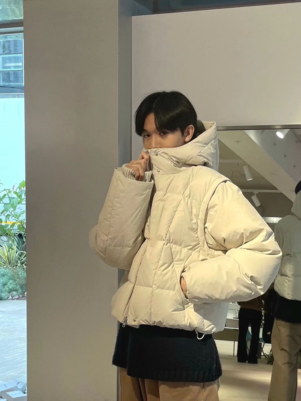 [KREAM 단독] Haleine Detachable Hooded Goose Down Jacket Creambeige (VJ406) 착용 스타일