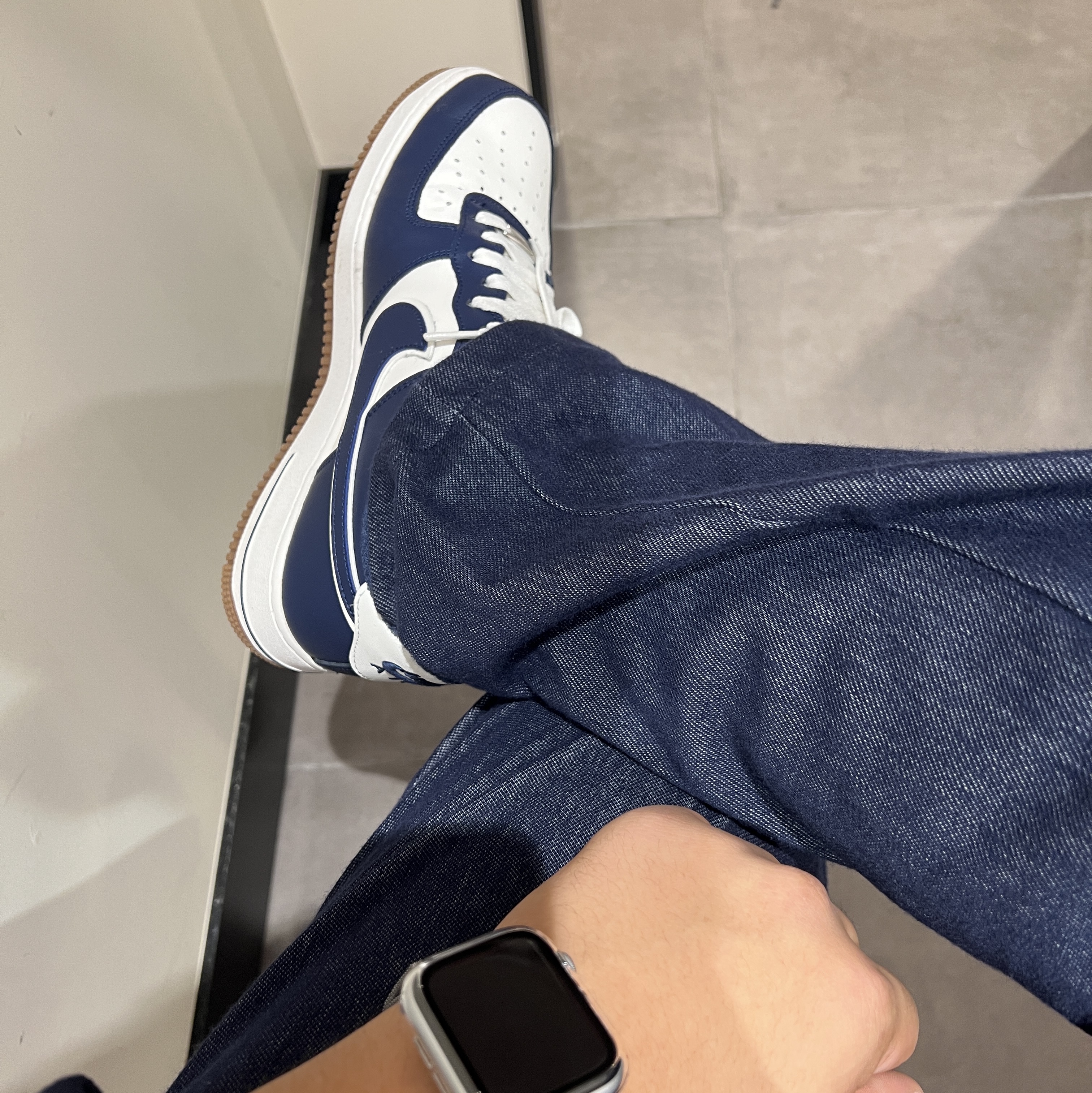 Nike Air Force 1 '07 LV8 Midnight Navy, Apple Watch SE 2023 44mm GPS Midnight Aluminium Case with Sport Band M/L Midnight (Korean Ver.) 착용 스타일