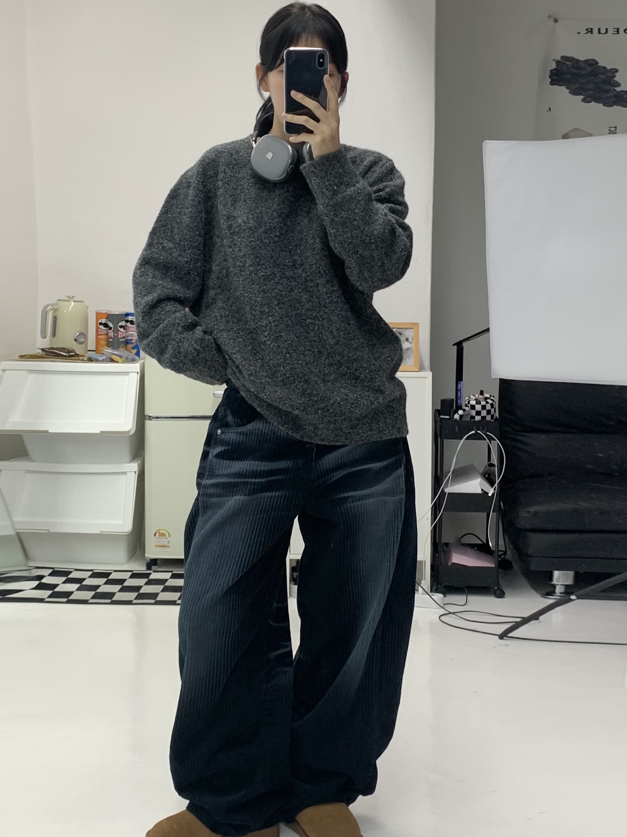 Apple AirPods Max Lightning Space Gray (Korean Ver.), (W) UGG Classic Mini II Boots Chestnut 착용 스타일 - 1