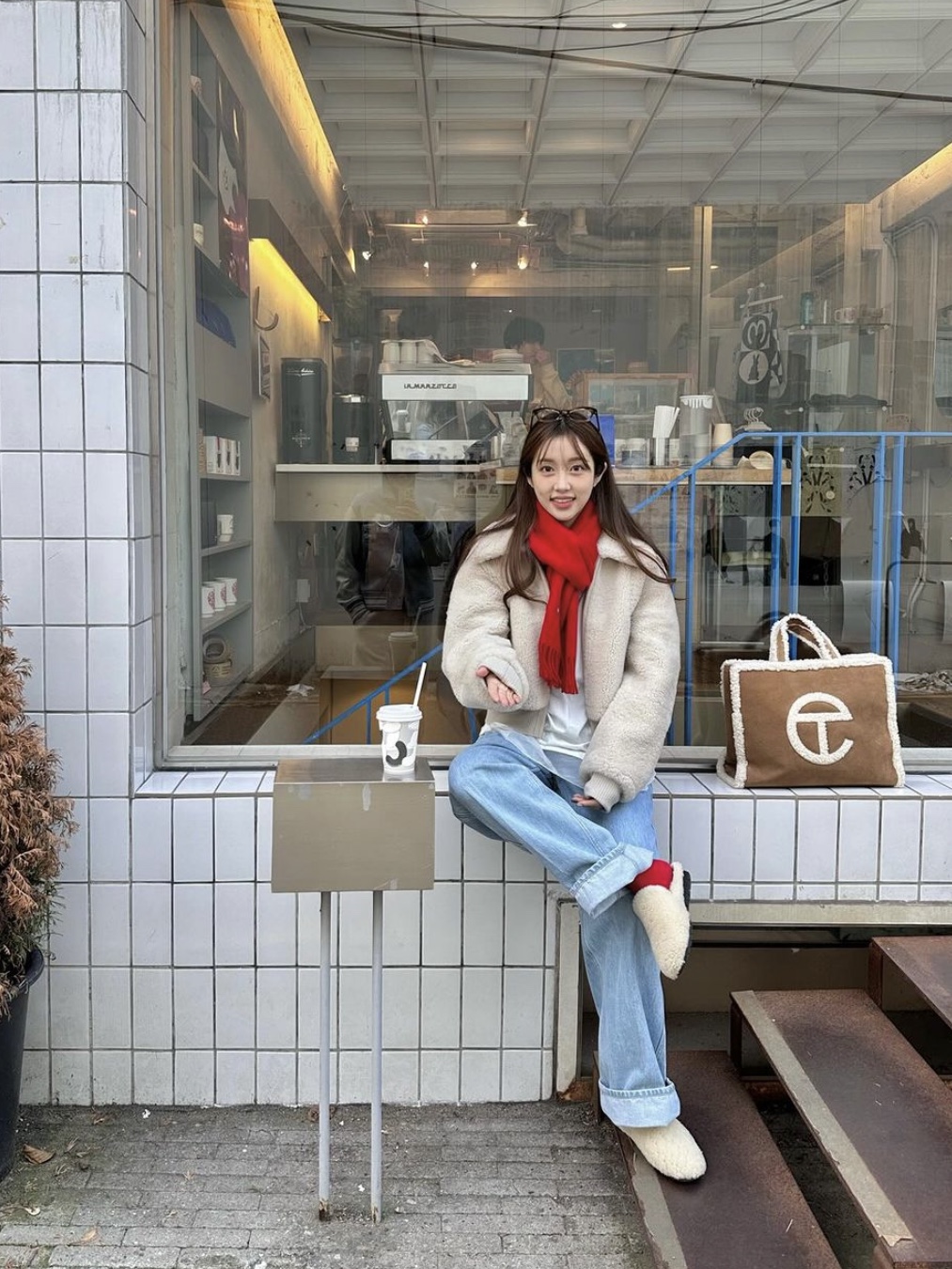 Telfar x UGG Medium Shopping Bag Chestnut 착용 스타일