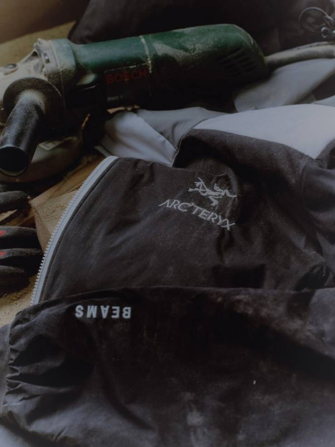 Arc'teryx x Beams Dimensions Beta Jacket Multi, Arc'teryx x Beams Arro 22 Rebird TM Backpack White 착용 스타일 - 5