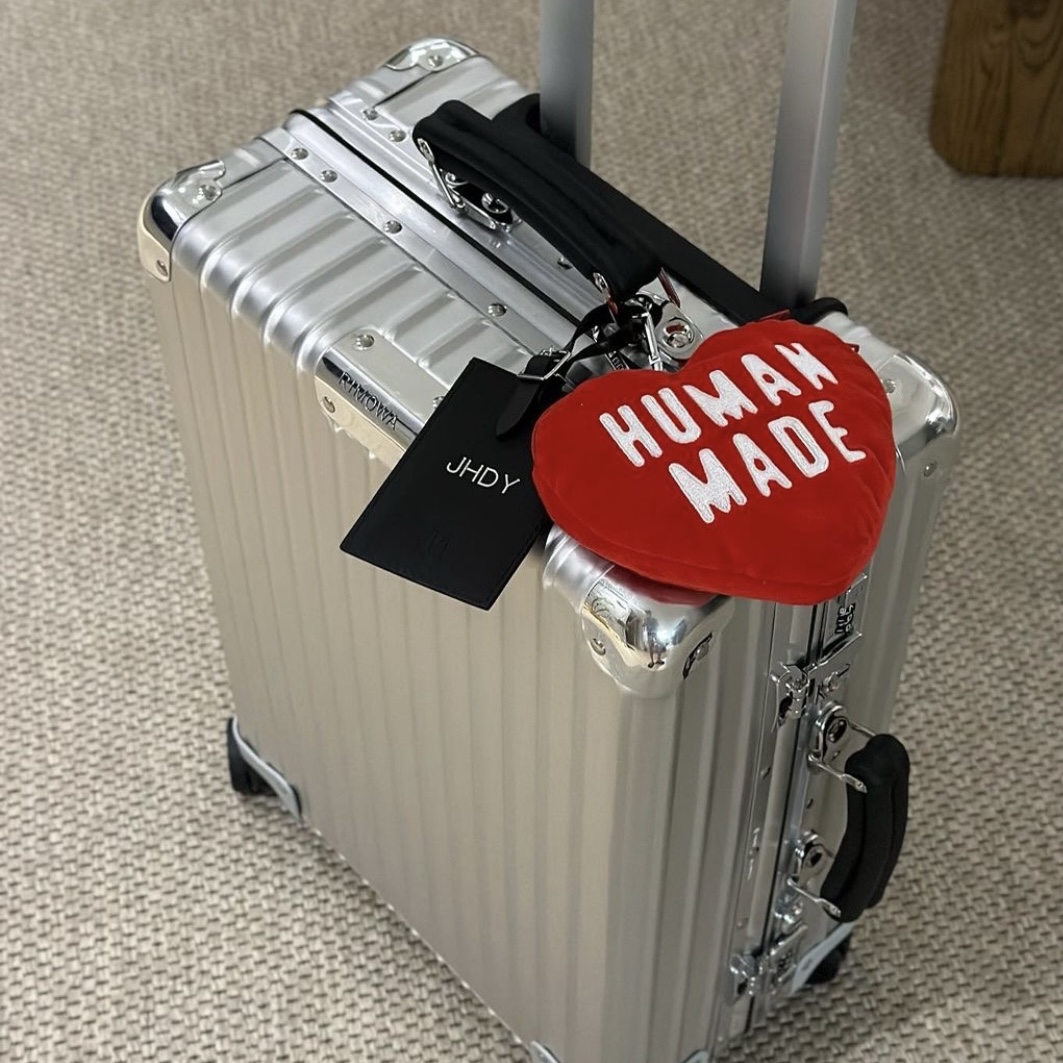 Human Made Heart Pass Holder Red, Rimowa Classic Cabin Aluminum Silver 착용 스타일