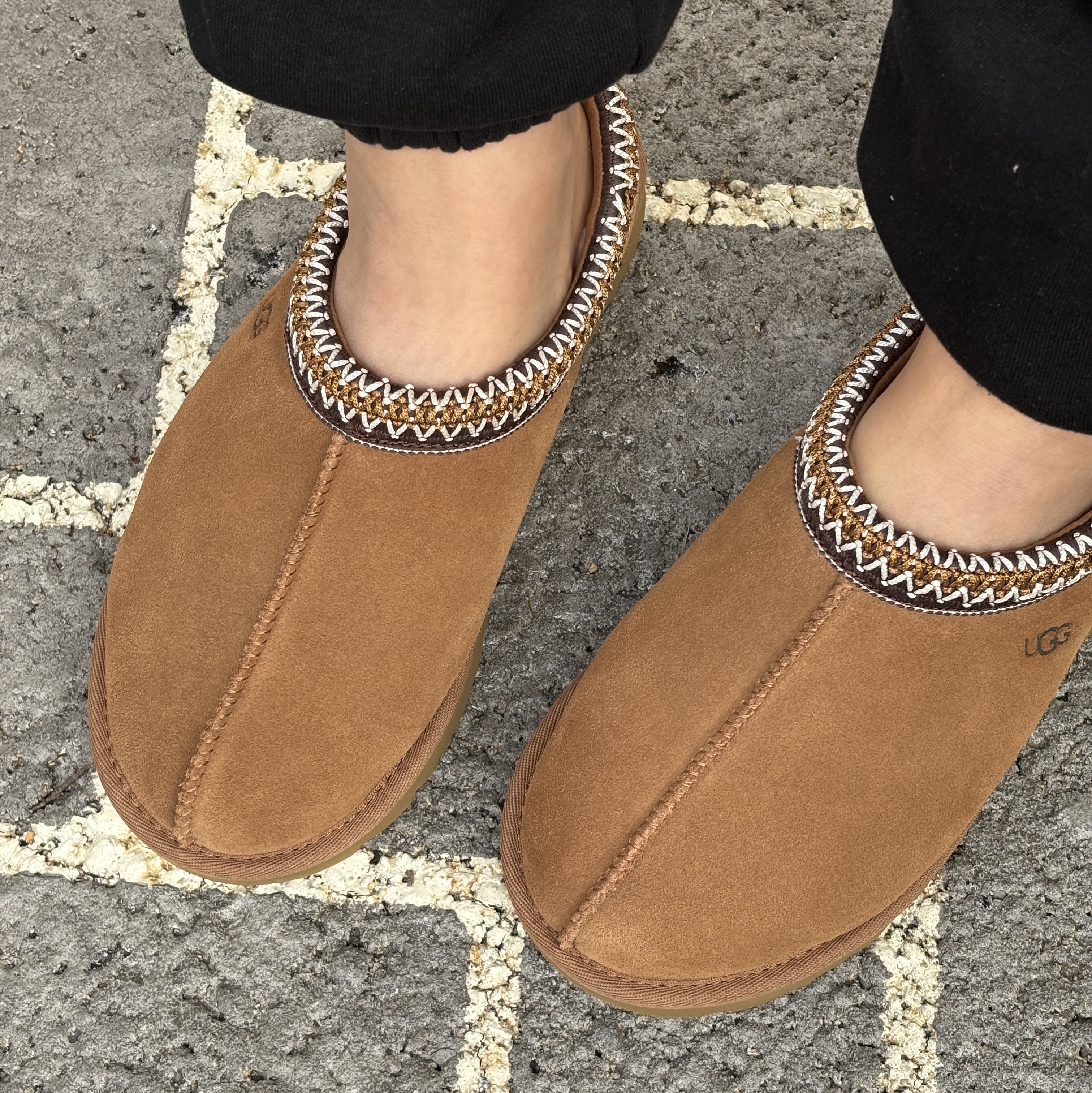 (W) UGG Tasman Slipper Chestnut 착용 스타일