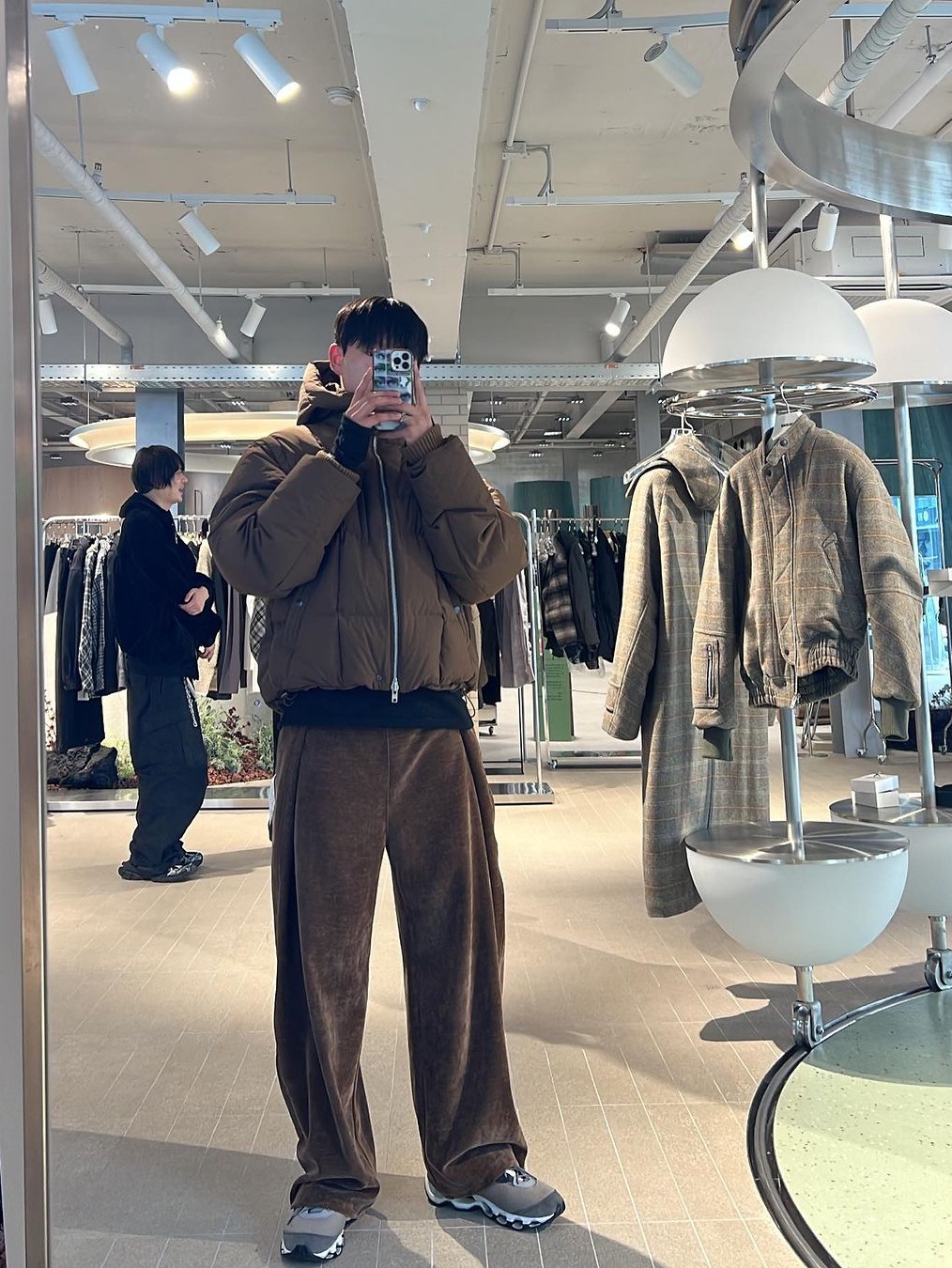 [KREAM 단독] Haleine Detachable Hooded Goose Down Jacket Creambeige (VJ406), Haleine Velour Folding Sweatpants Brown 착용 스타일