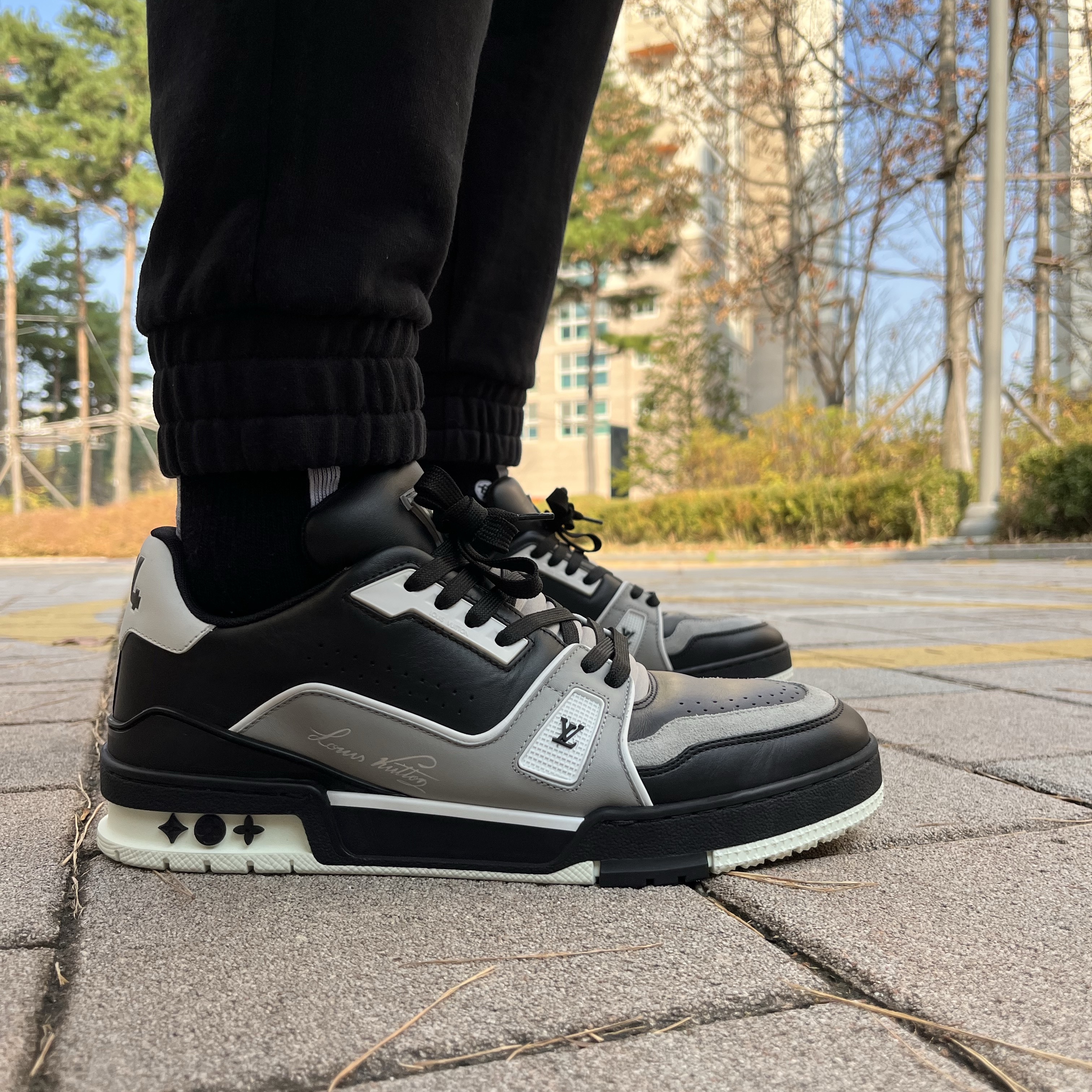Louis Vuitton LV Trainer Sneakers Black 착용 스타일 - 2
