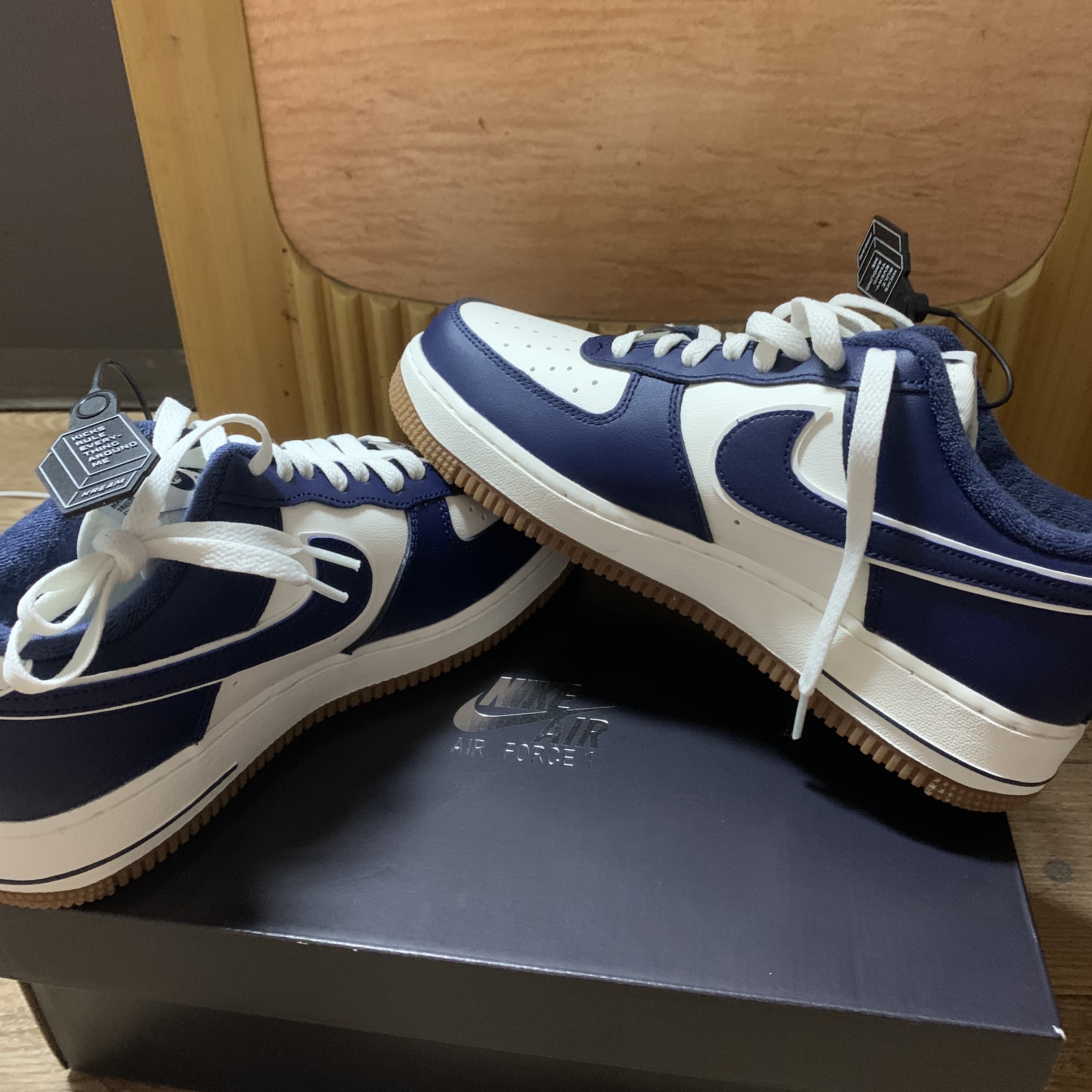 Nike Air Force 1 '07 LV8 Midnight Navy 착용 스타일