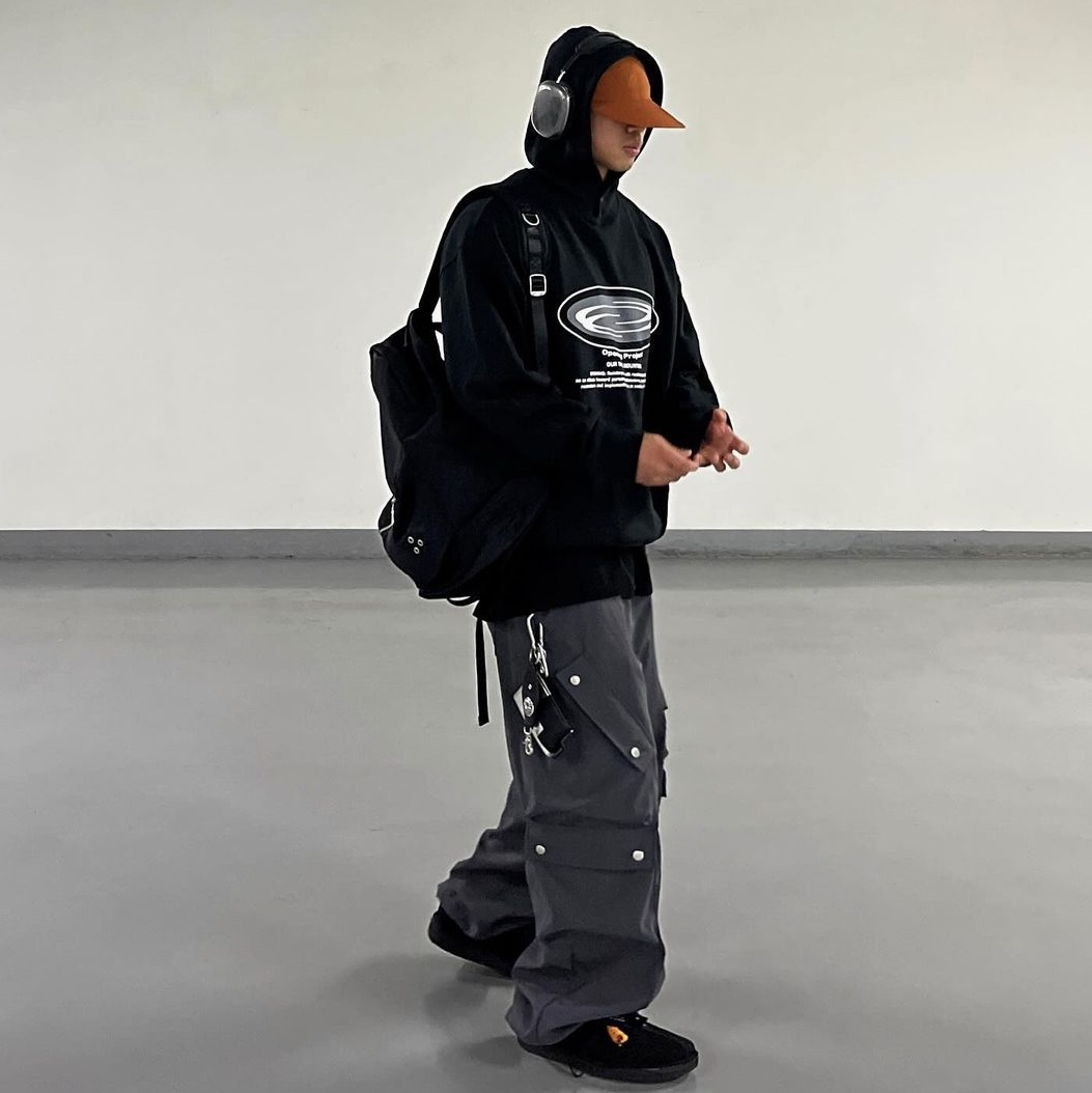 Opening Project Oval Logo Hoodie Black, Opening Project Oval Logo Hoodie Charcoal 착용 스타일 - 1