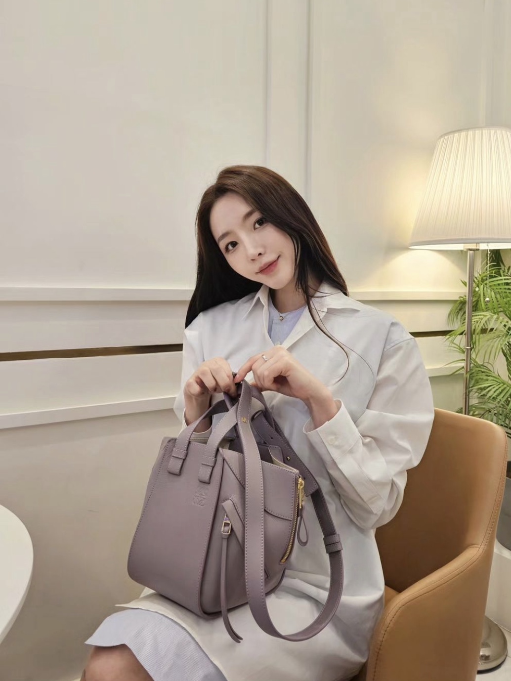 Loewe Compact Hammock Bag In Classic Calfskin Dirty Mauve 착용 스타일