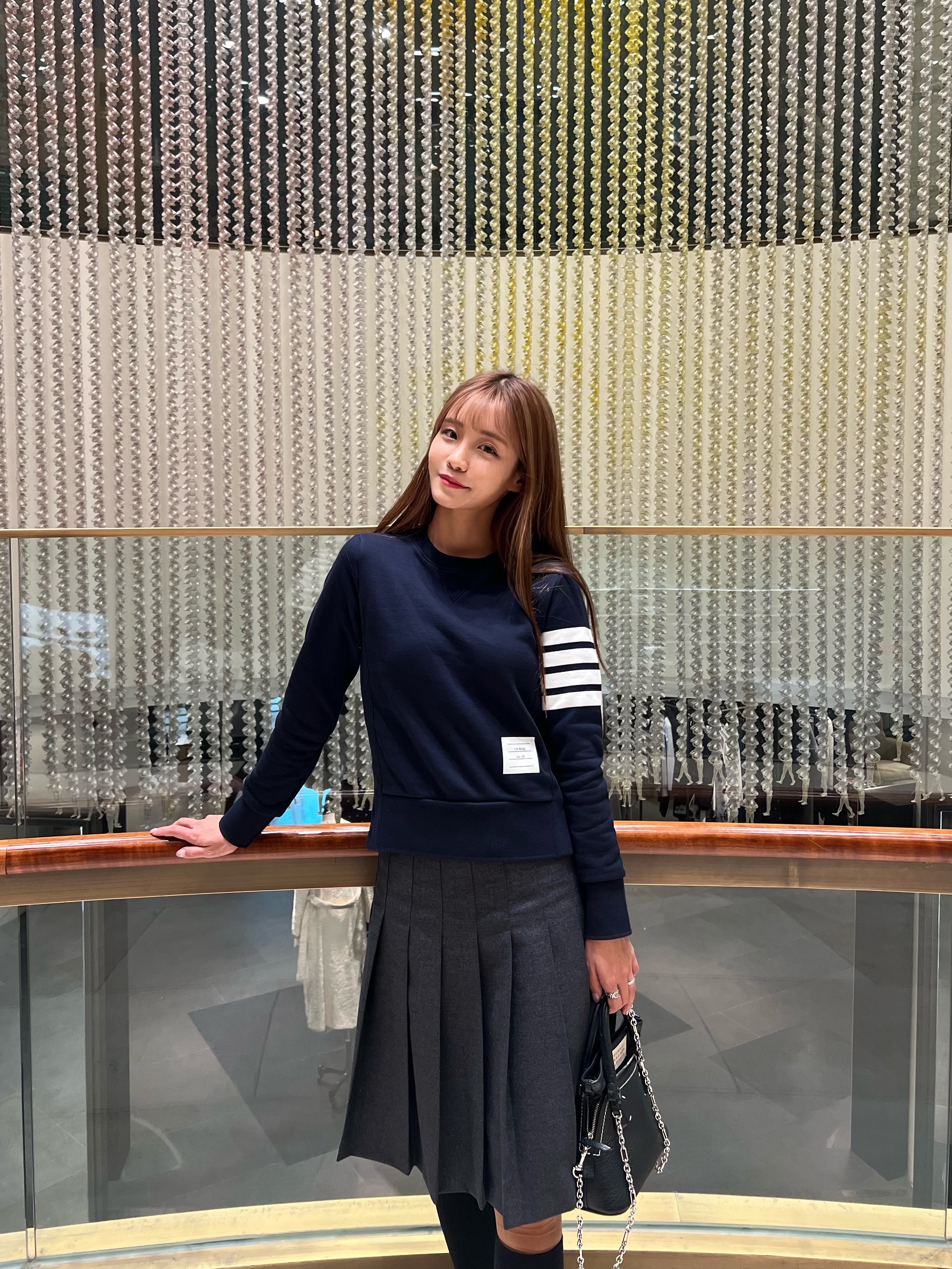 Thom Browne Engineered 4-Bar Sweatshirt Navy, Maison Margiela 5AC Micro Bag Black 착용 스타일 - 2