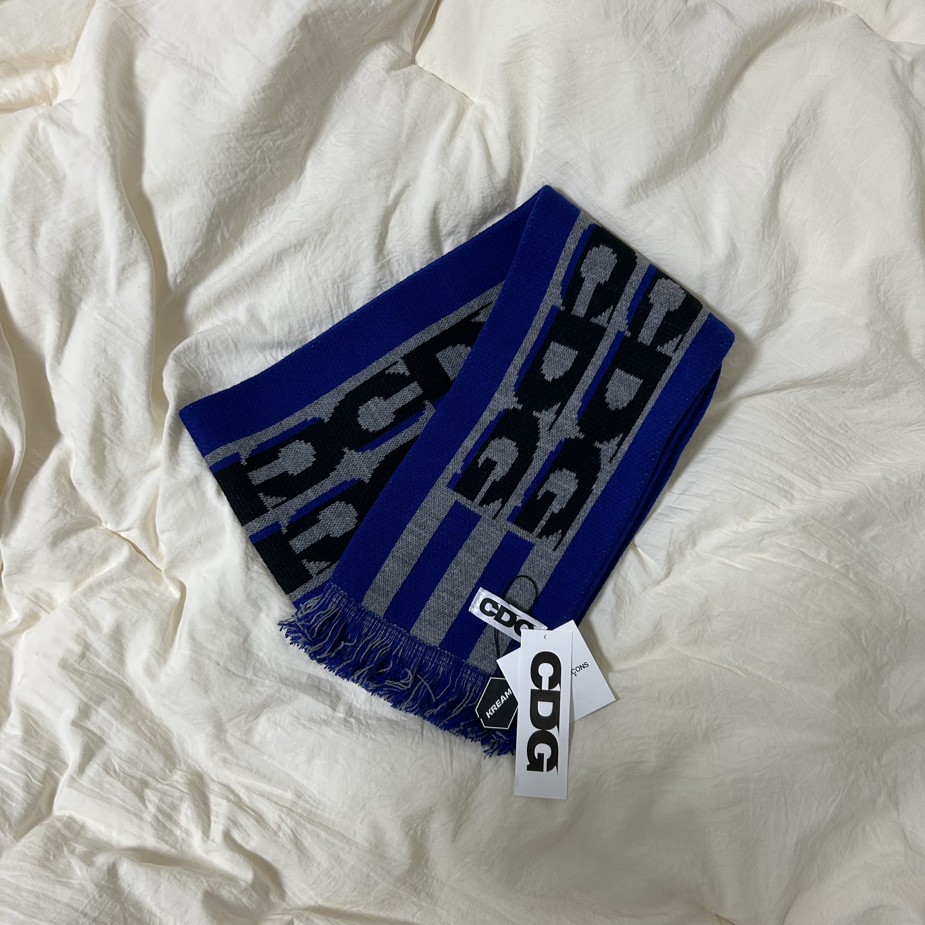CDG Logo Check Muffler Blue 착용 스타일
