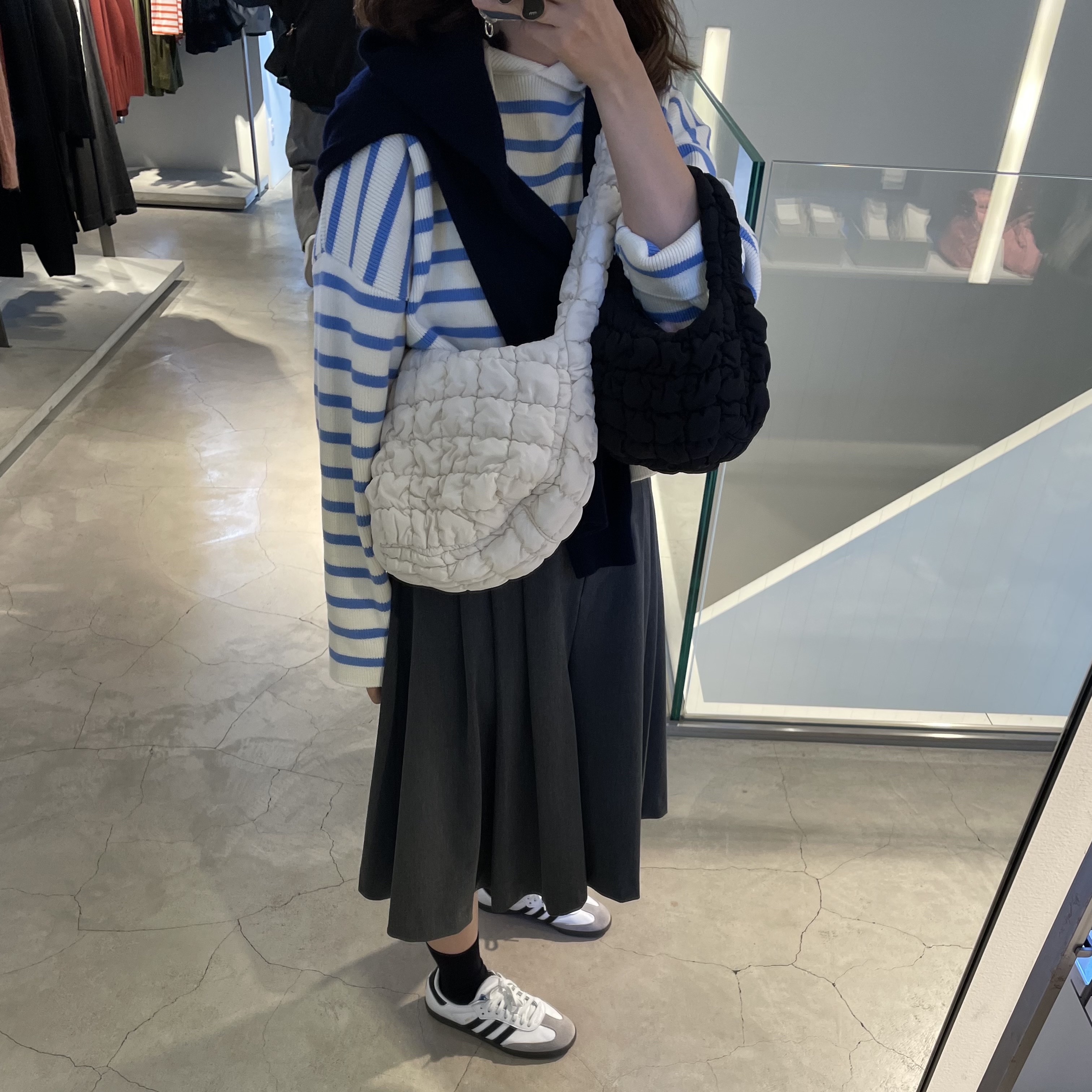 COS Quilted Messenger Bag Beige, COS Quilted Micro Bag Black 착용 스타일