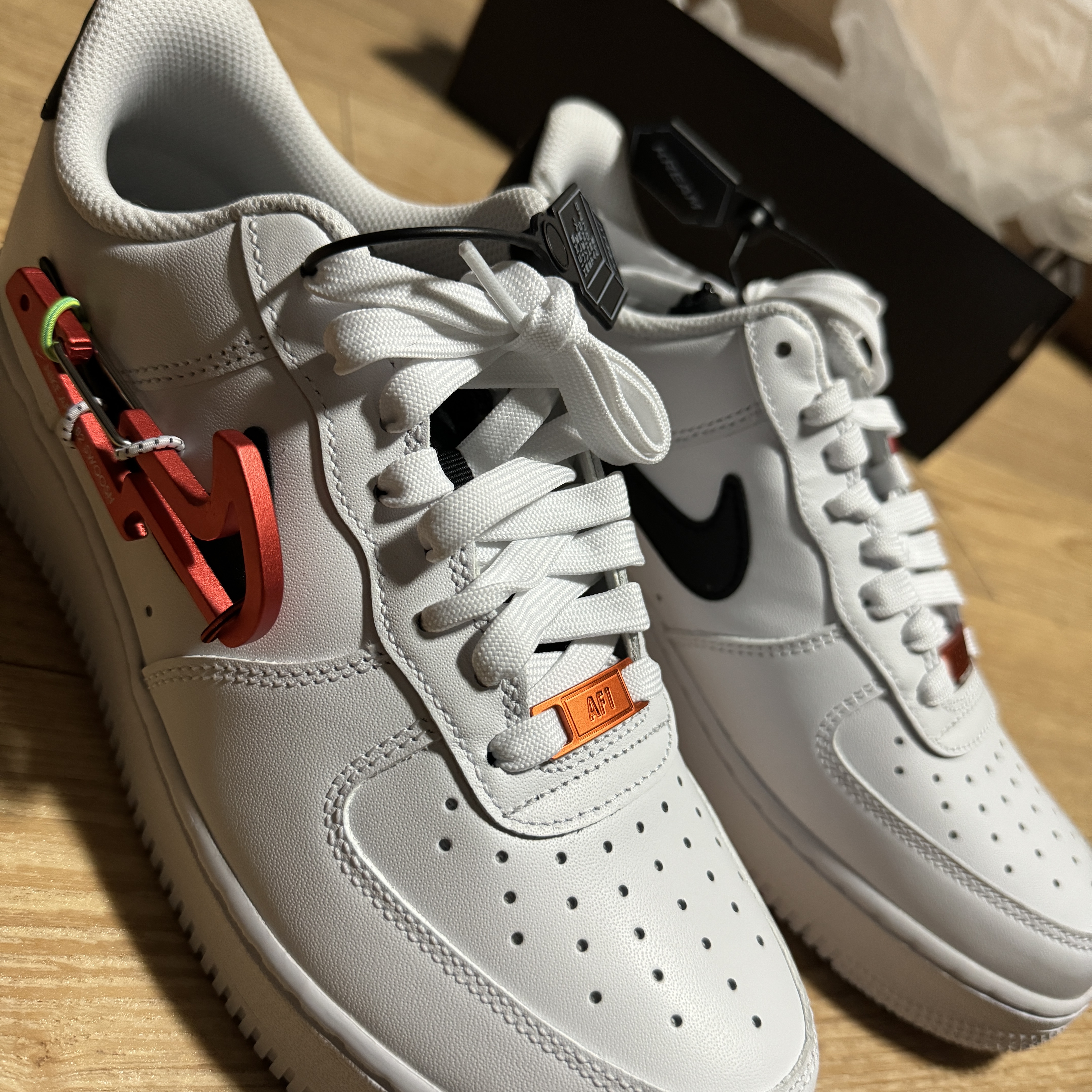 Nike Air Force 1 '07 PRM Carabiner Red 착용 스타일 - 2