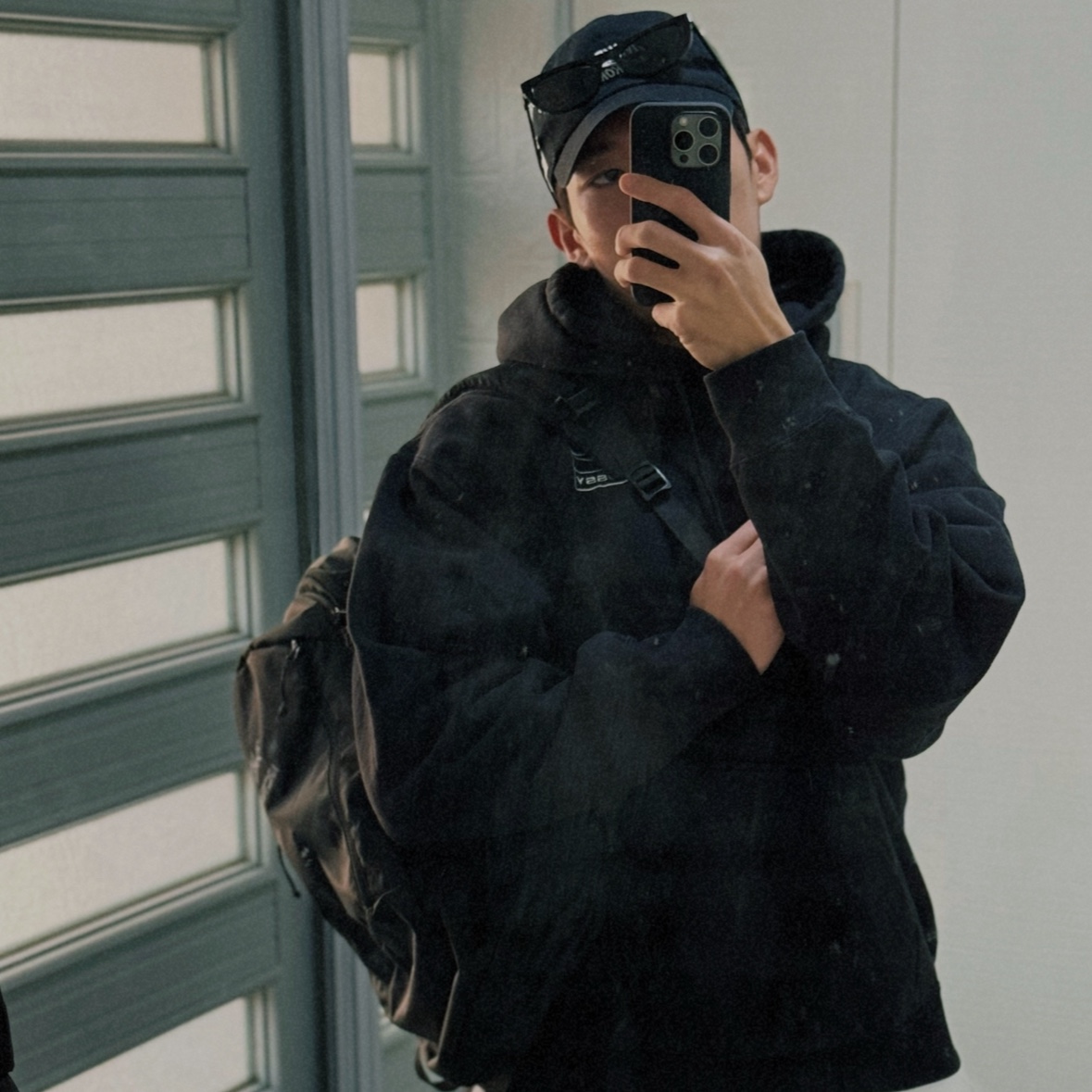 Gentle Monster Monochrome 01 Black, Nike x Stussy NRG RA Washed Pullover Hoodie Black (DN4029-010) 착용 스타일 - 1