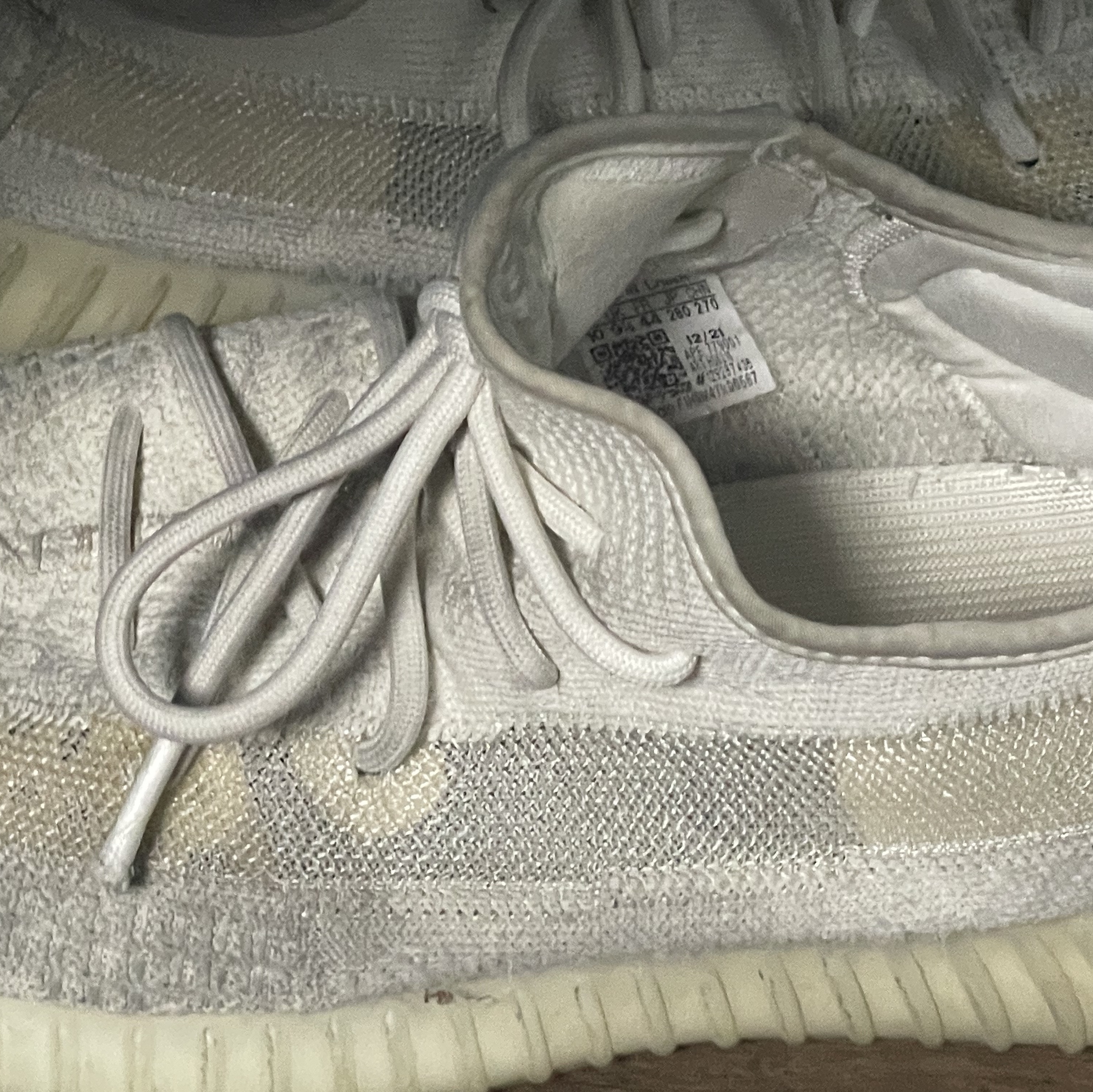 Adidas Yeezy Boost 350 V2 Bone 착용 스타일