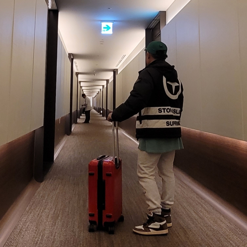 Supreme x Stone Island Reversible Down Puffer Jacket Black - 23FW, Jordan 1 x Travis Scott Retro High OG SP Mocha 착용 스타일