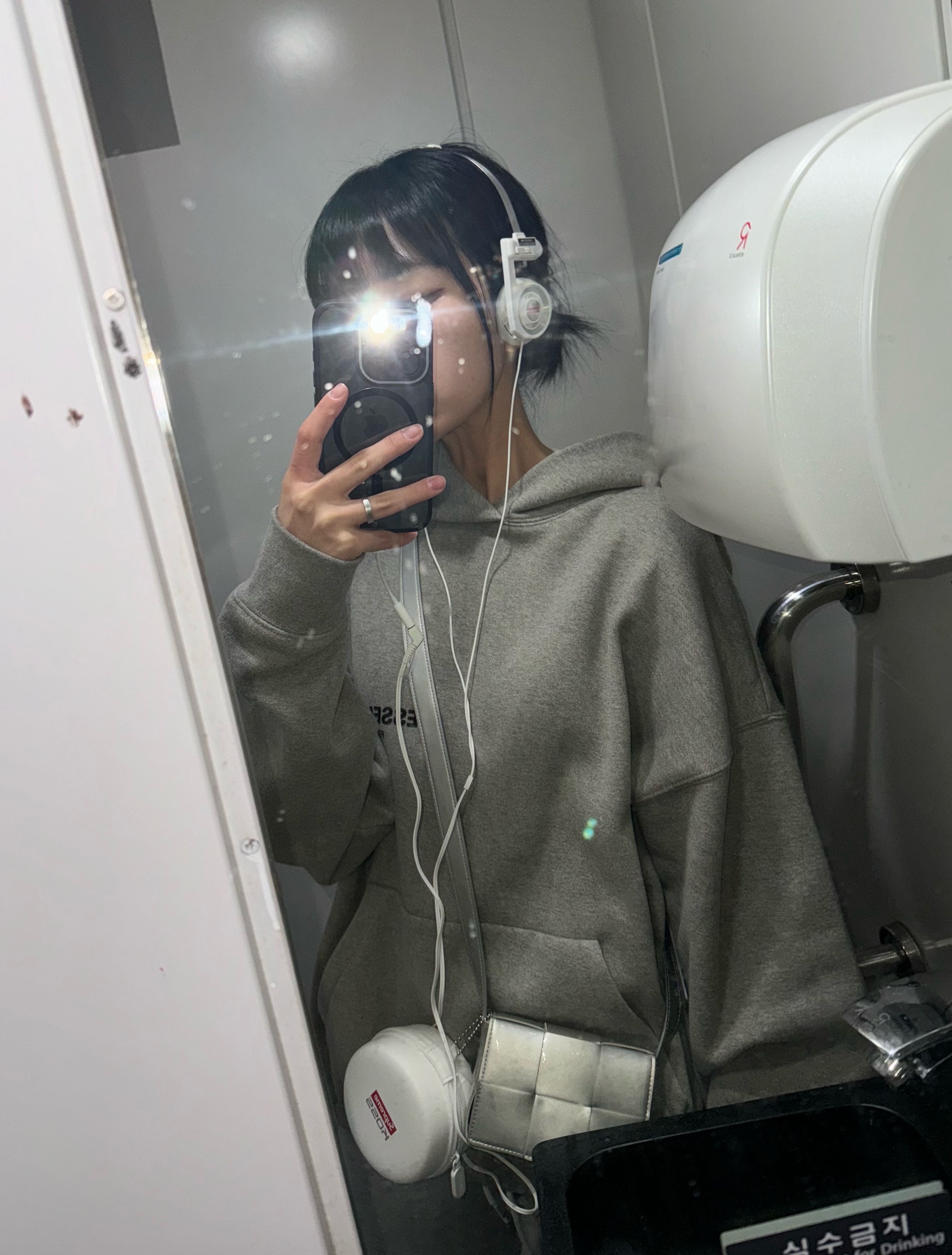 Essentials The Core Collection Hoodie Dark Oatmeal, Bottega Veneta Mini Leather Cassette Silver 착용 스타일