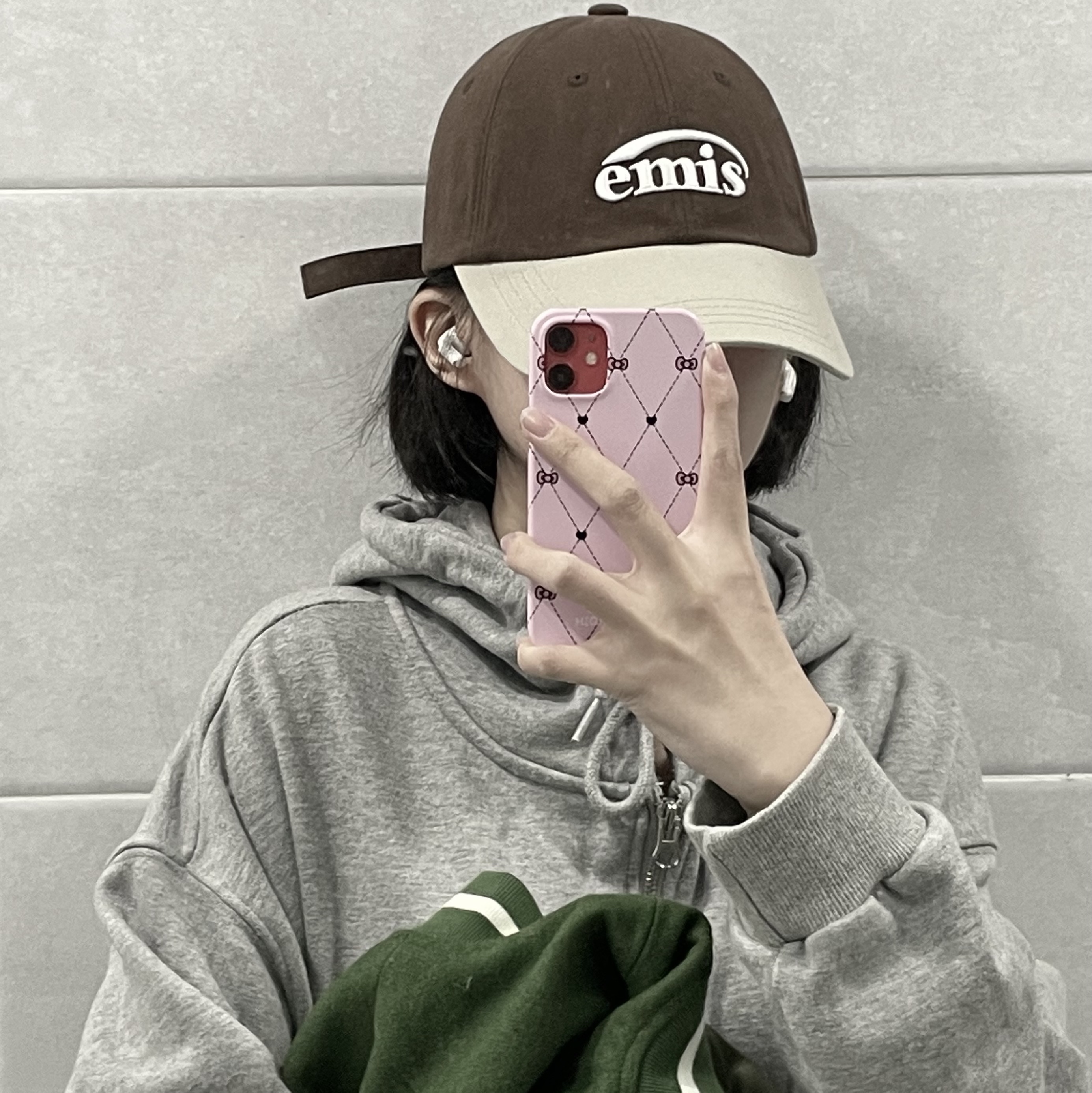 Emis New Logo Mix Ball Cap Beige Brown, CDG Backpack Black 착용 스타일 - 1