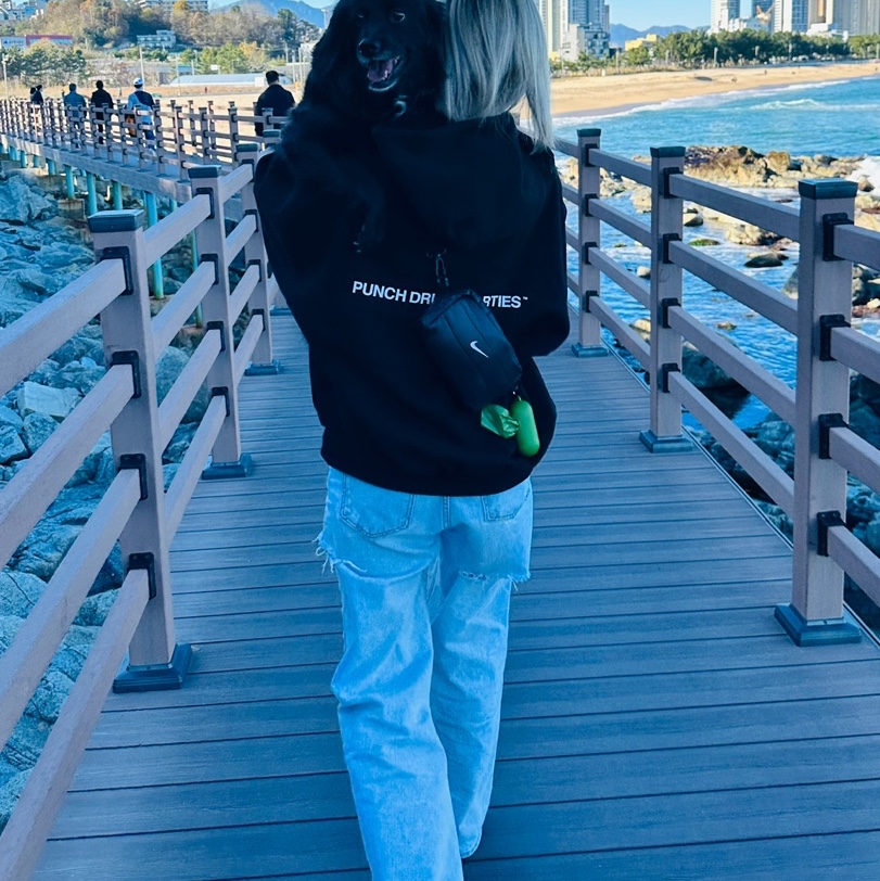 Punch Drunk Parties Circle Logo Oversized Hoodie Black, (W) Nike Air Force 1 '07 Essential Paisley Swoosh White Malachite 착용 스타일