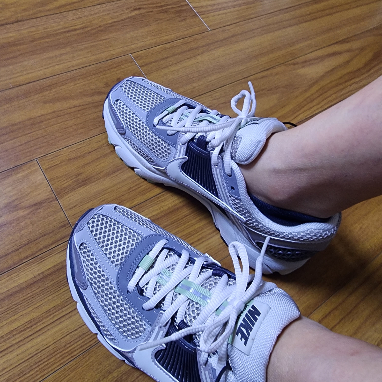 (W) Nike Zoom Vomero 5 Cobblestone and Flat Pewter 착용 스타일