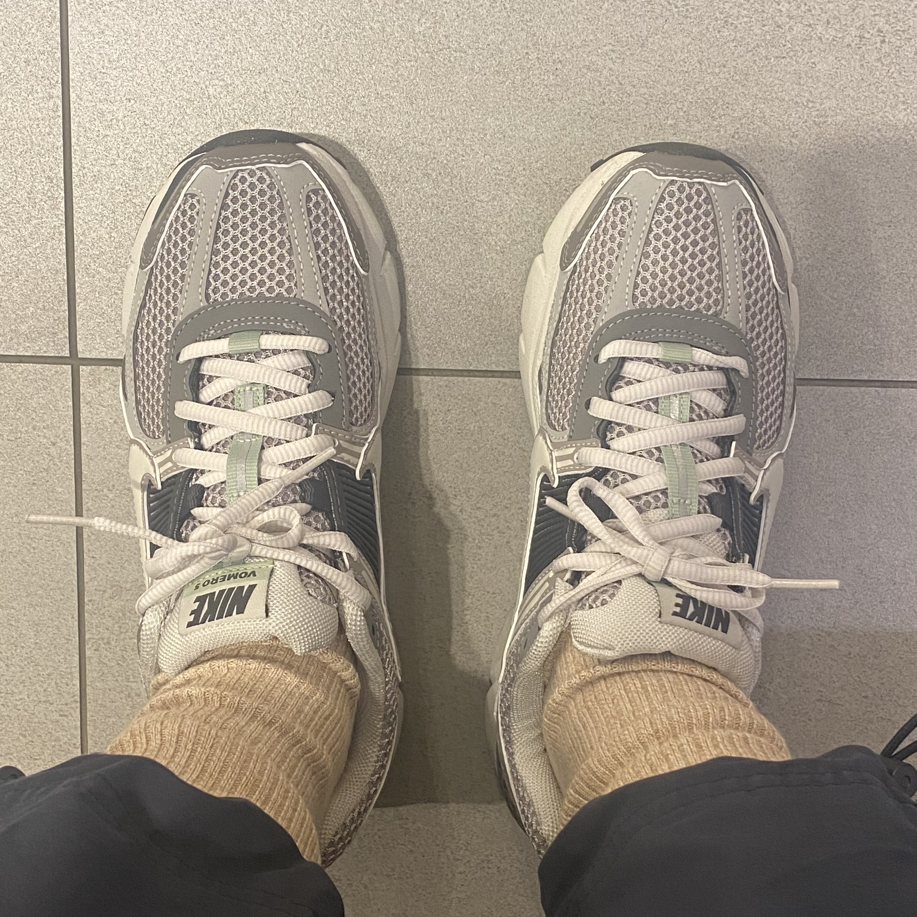(W) Nike Zoom Vomero 5 Cobblestone and Flat Pewter 착용 스타일 - 1