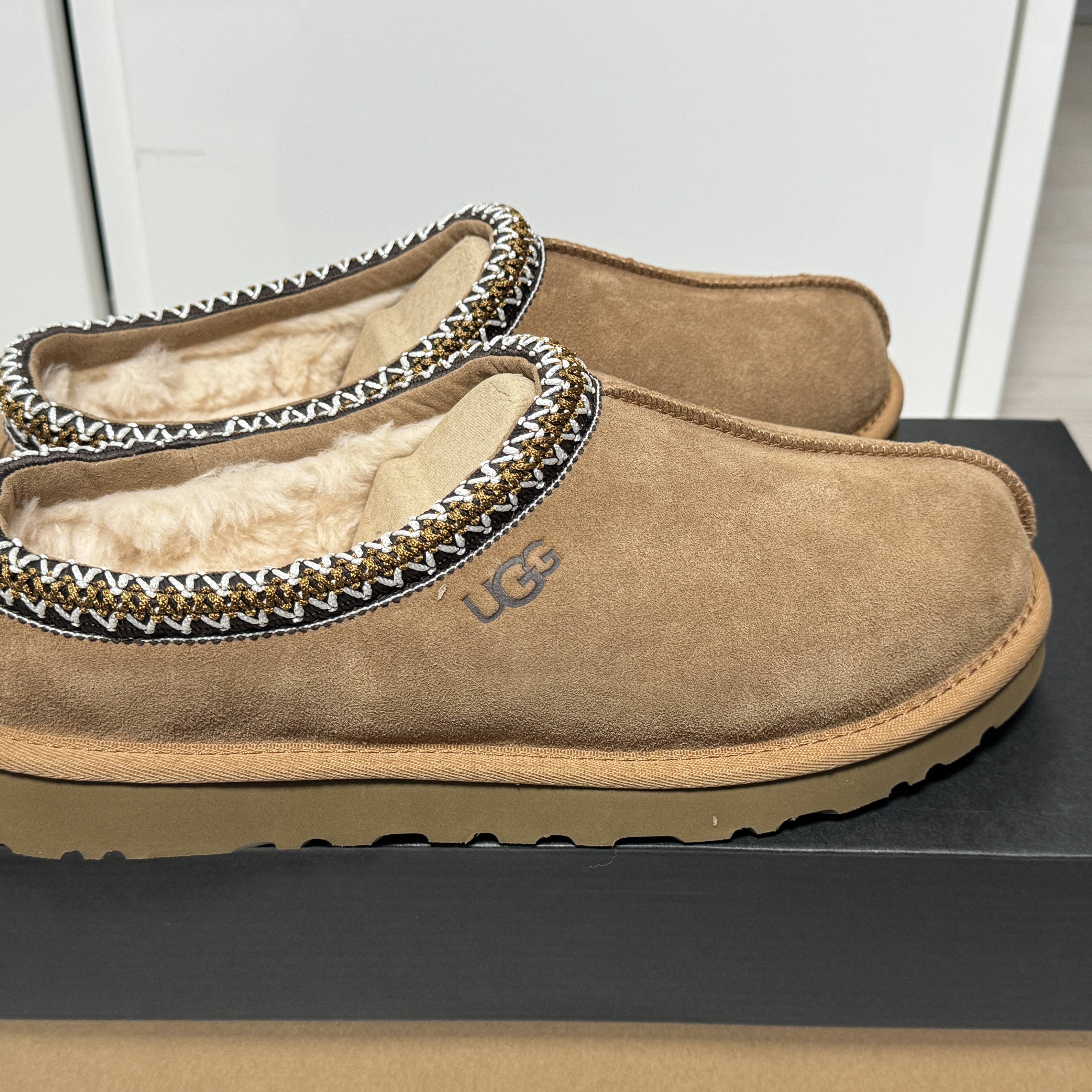 UGG Tasman Slipper Chestnut 착용 스타일 - 2