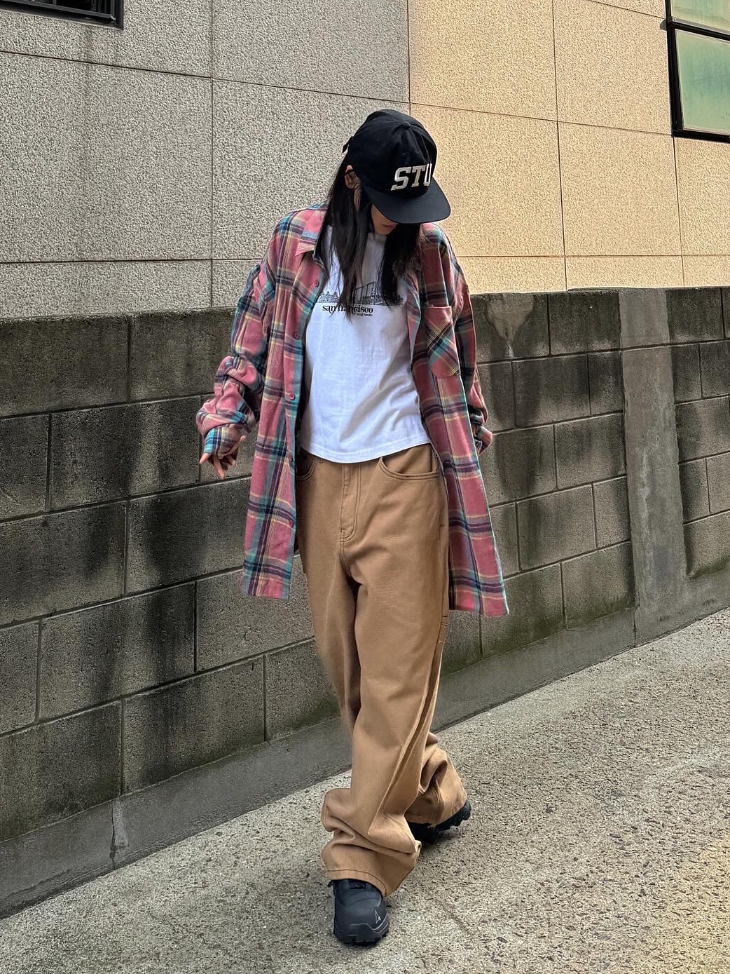 Roa Hiking Katharina Black, Stussy Stu Arch Strapback Cap Black 착용 스타일 - 1