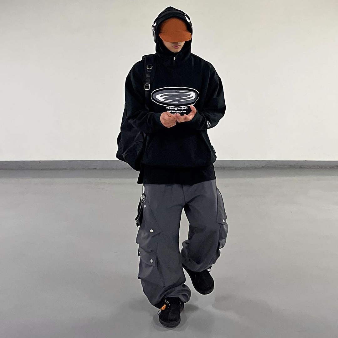 Opening Project Oval Logo Hoodie Black, Opening Project Oval Logo Hoodie Charcoal 착용 스타일 - 2