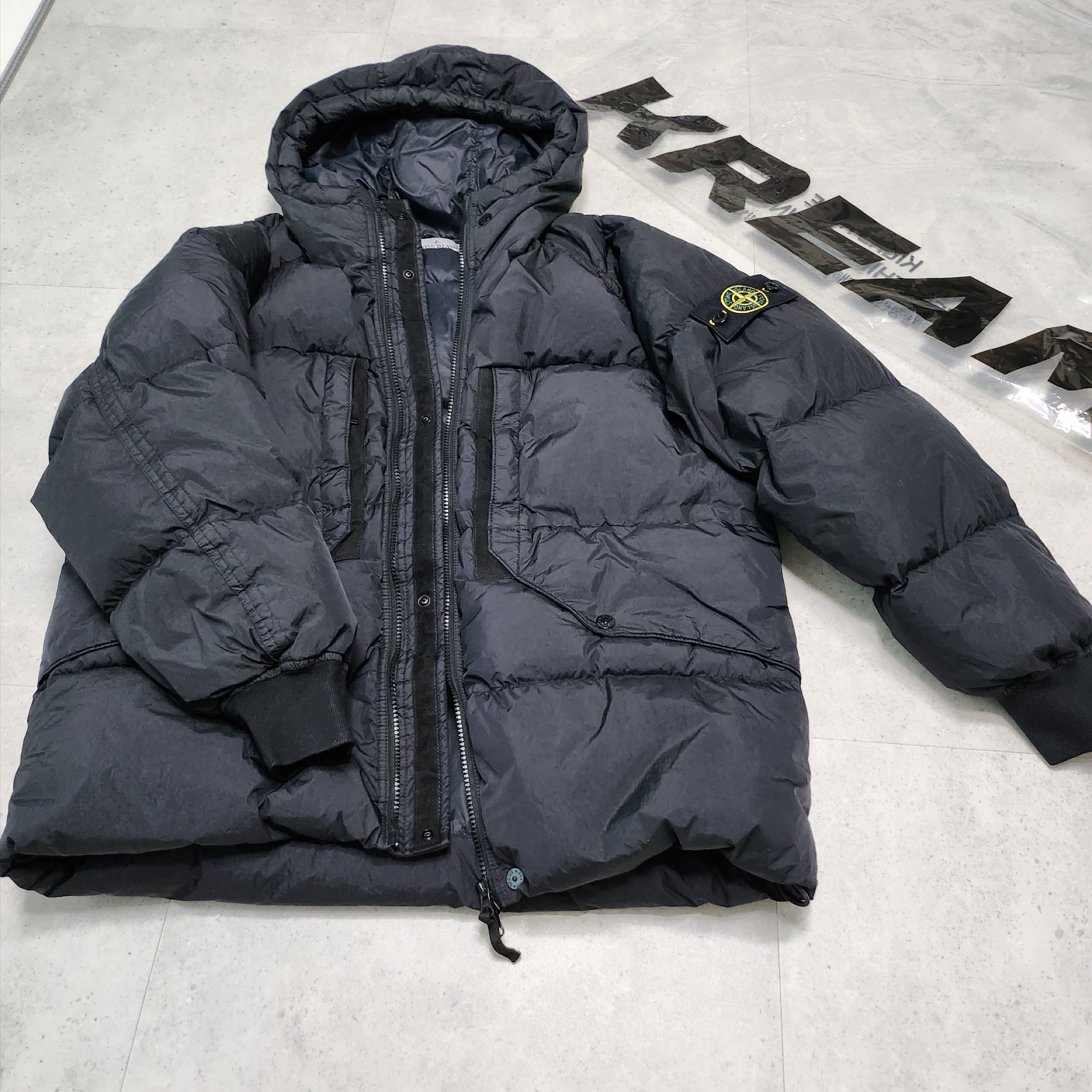 Stone Island 40723 Garment Dyed Crinkle Reps Recycled Nylon Hooded Down Jacket Black - 23FW 착용 스타일