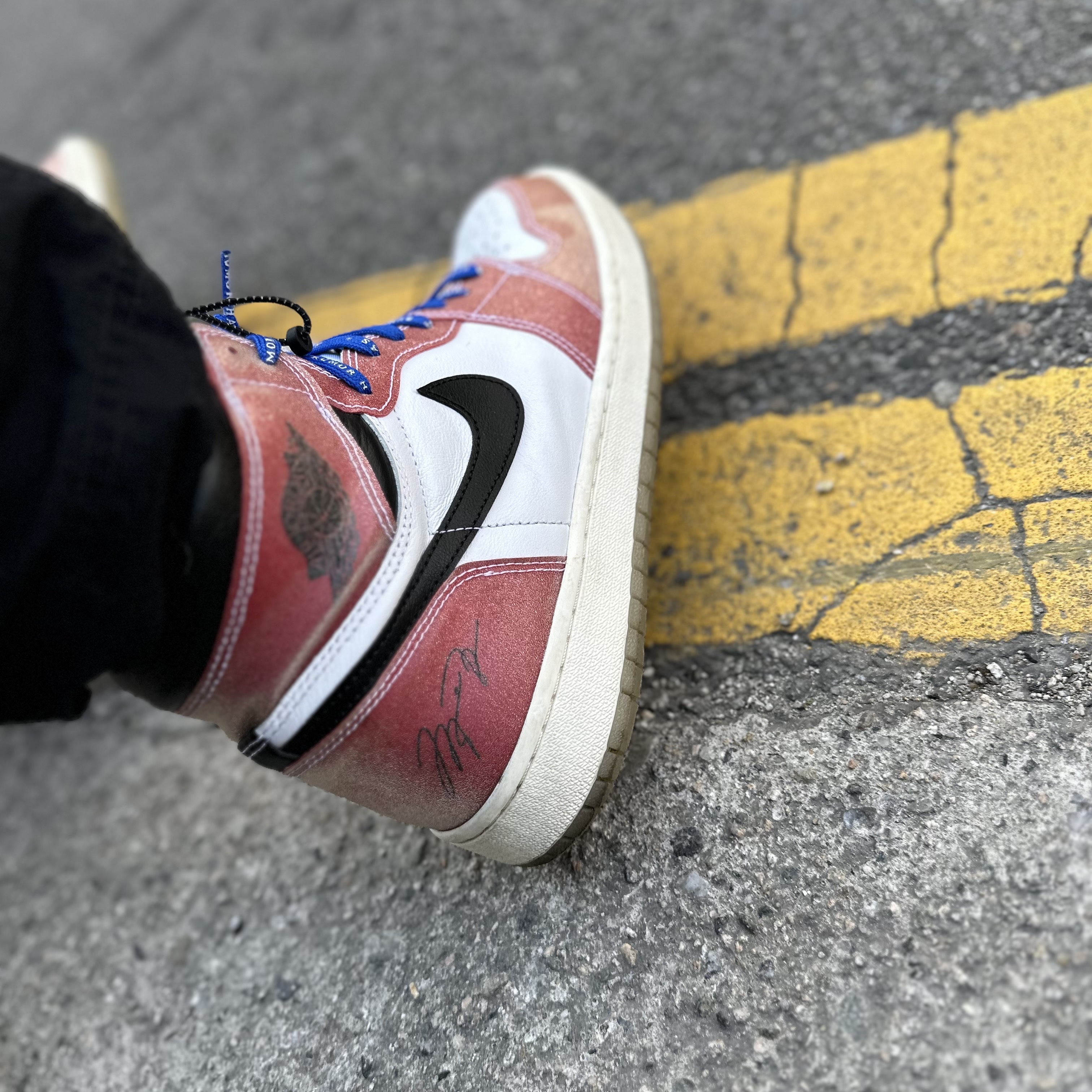 Jordan 1 x Trophy Room Retro High OG SP Chicago (Friends & Family) 착용 스타일 - 3