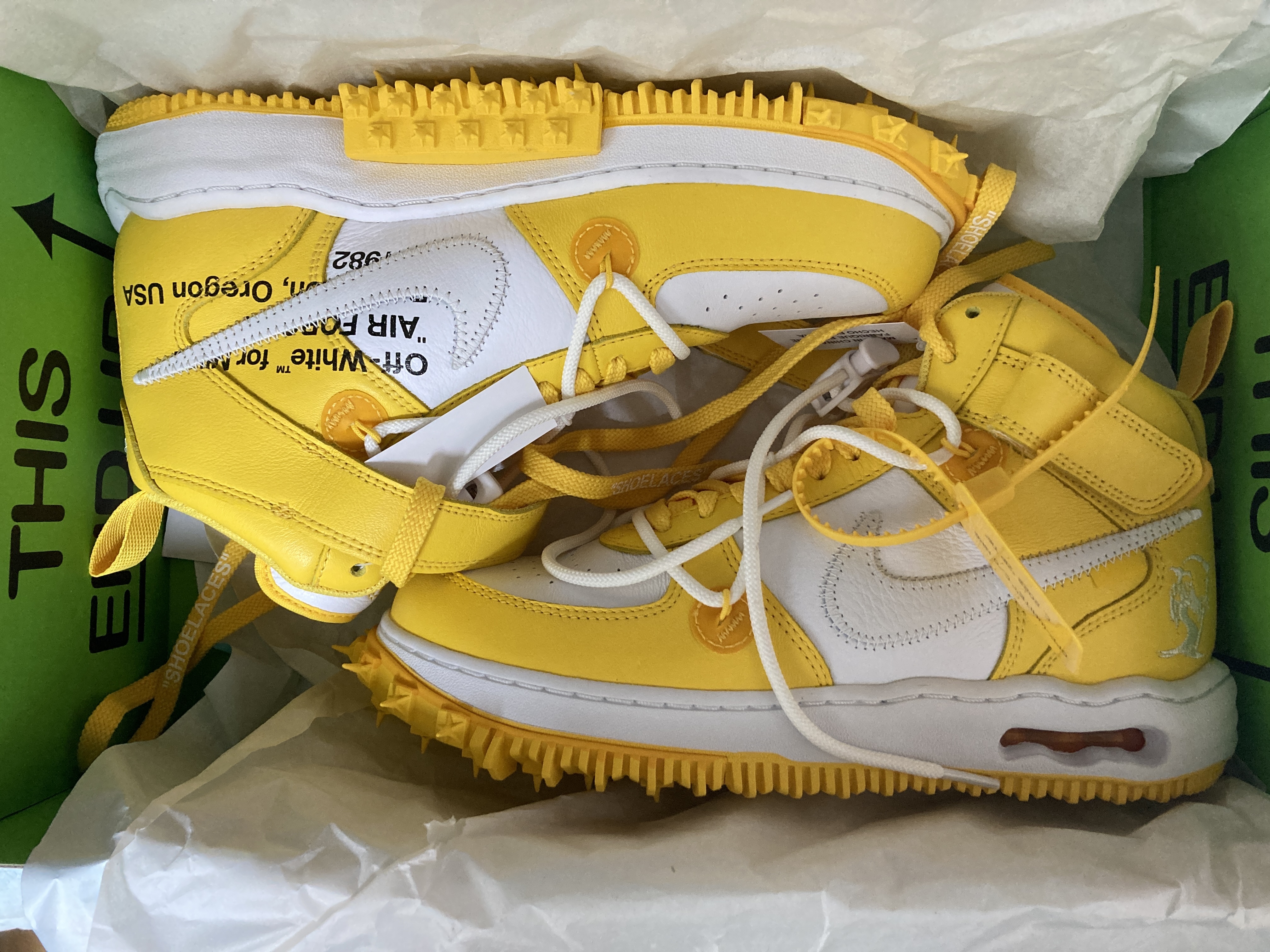 Nike x Off-White Air Force 1 Mid SP Leather Varsity Maize 착용 스타일